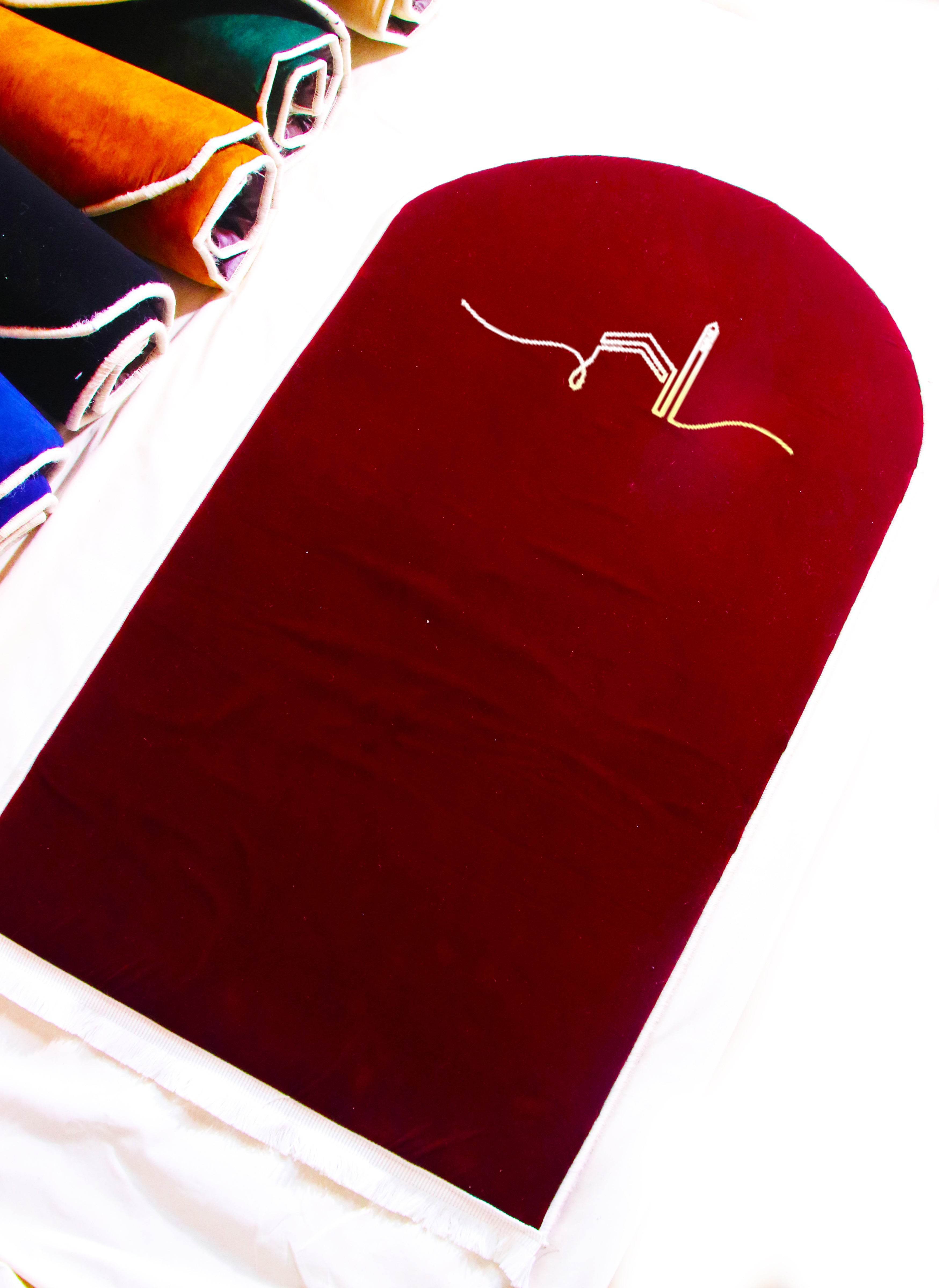 Bordo Kabe İşlemeli Kadife Seccade | Ortopedik 3cm Süngerli - Carpetella