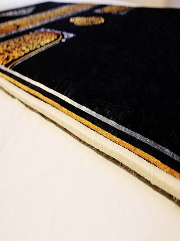 3 CM Süngerli Ortopedik Seccade - Siyah Gold Kabe Desenli Ortopedik Seccade - Carpetella