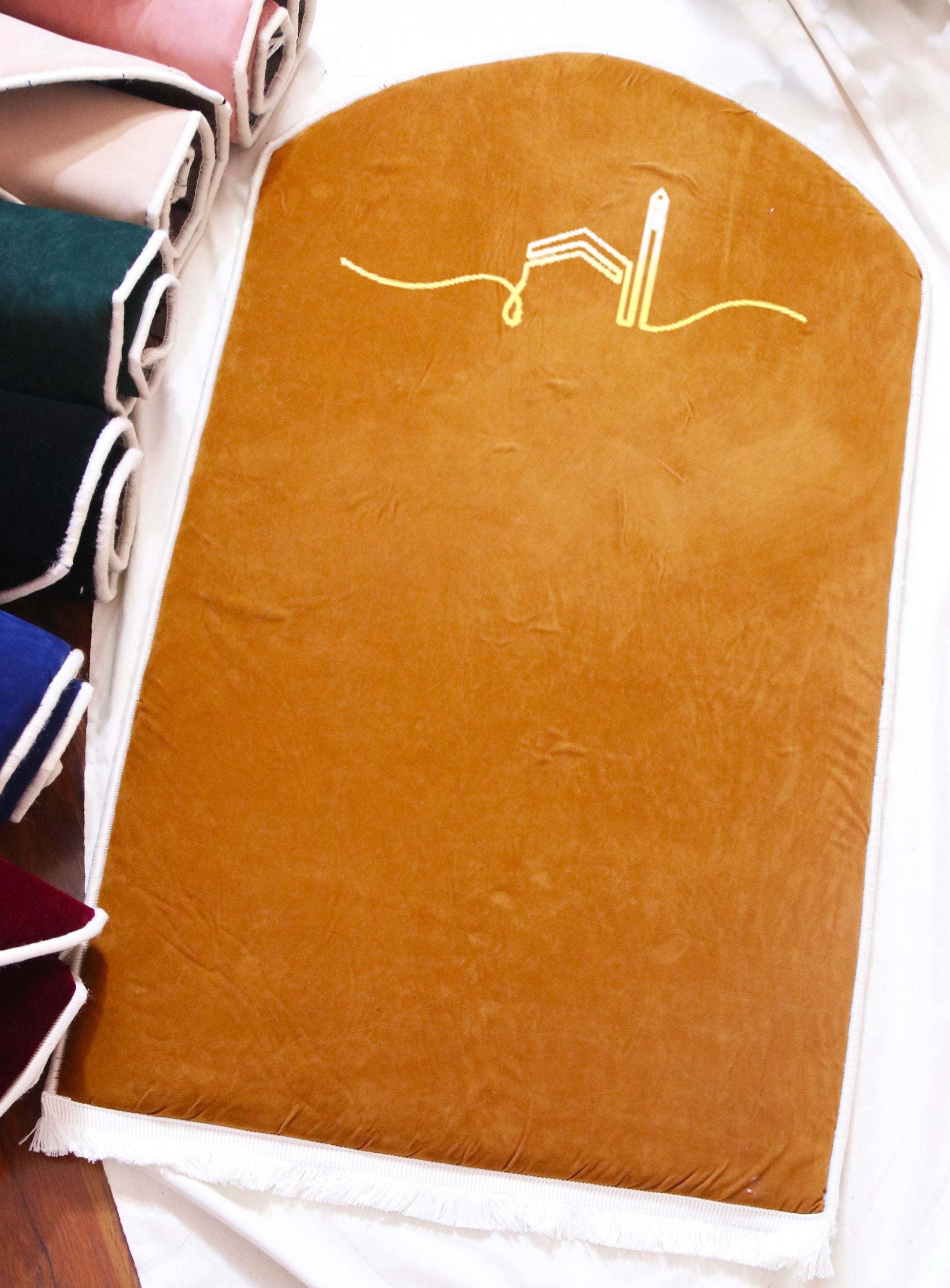 İsme Özel 3 CM Süngerli Kadife Ortopedik Seccade Minimal Kahverengi - Carpetella