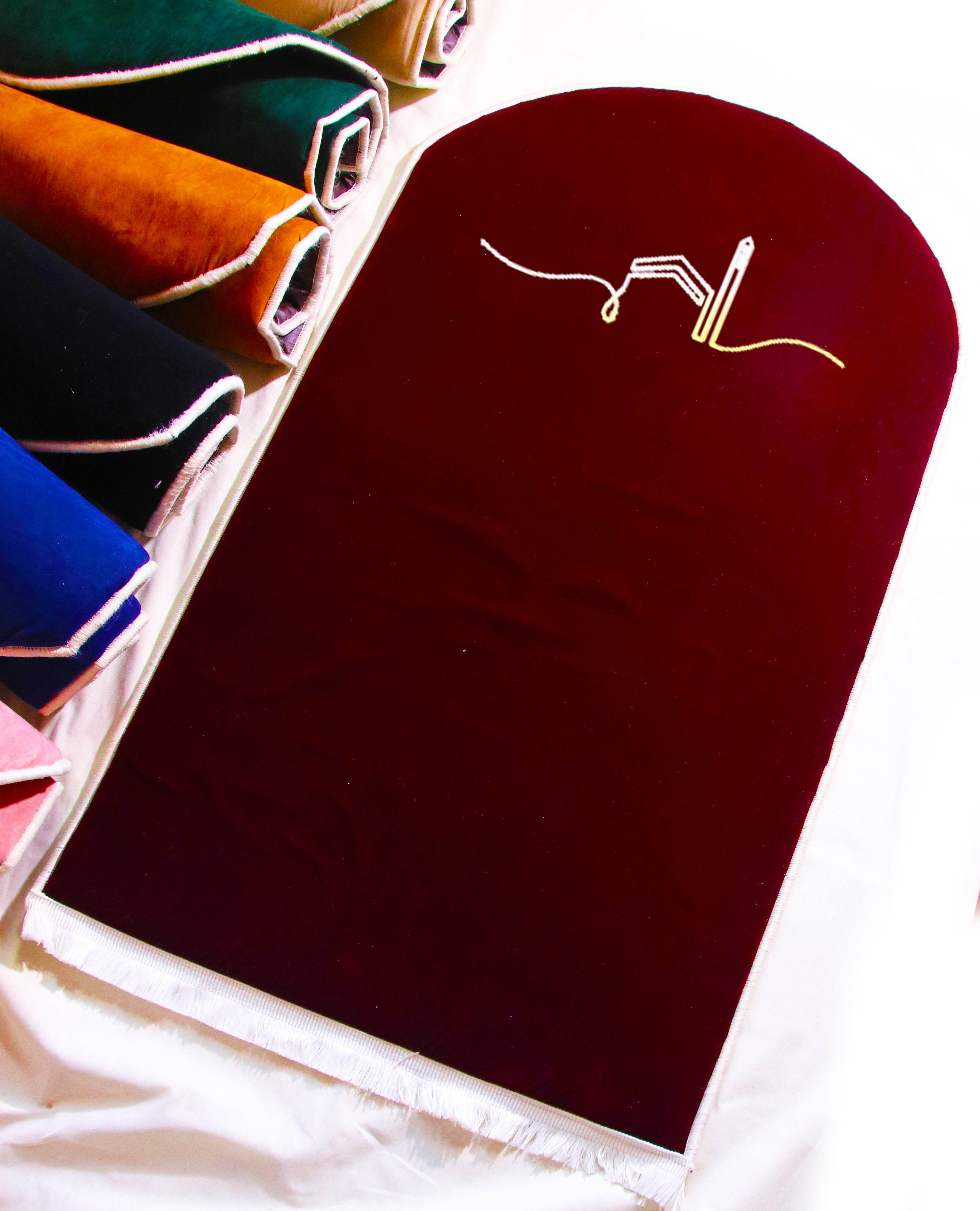 Bordo Kabe İşlemeli Kadife Seccade | Ortopedik 3cm Süngerli - Carpetella