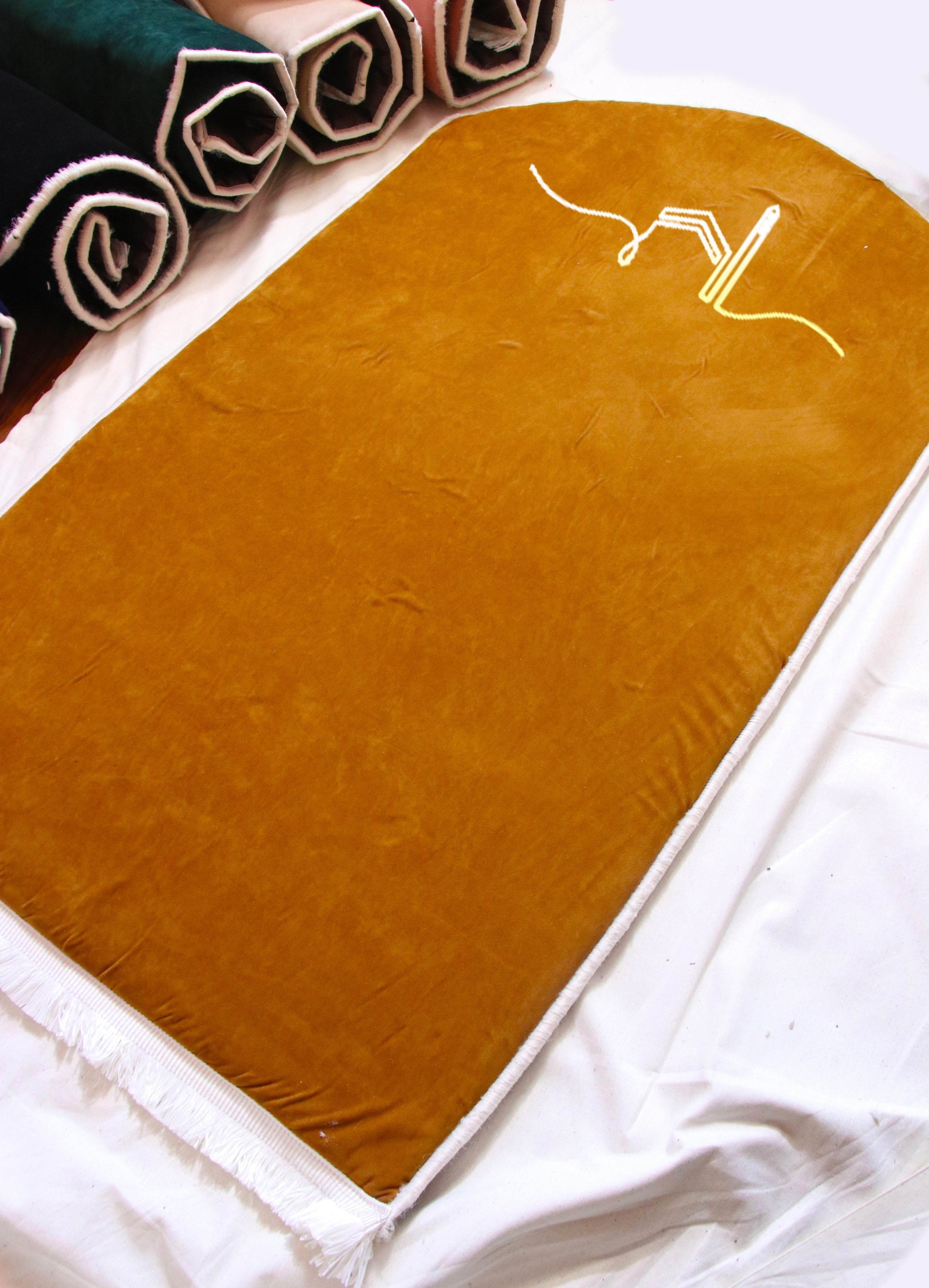 İsme Özel 3 CM Süngerli Kadife Ortopedik Seccade Minimal Kahverengi - Carpetella