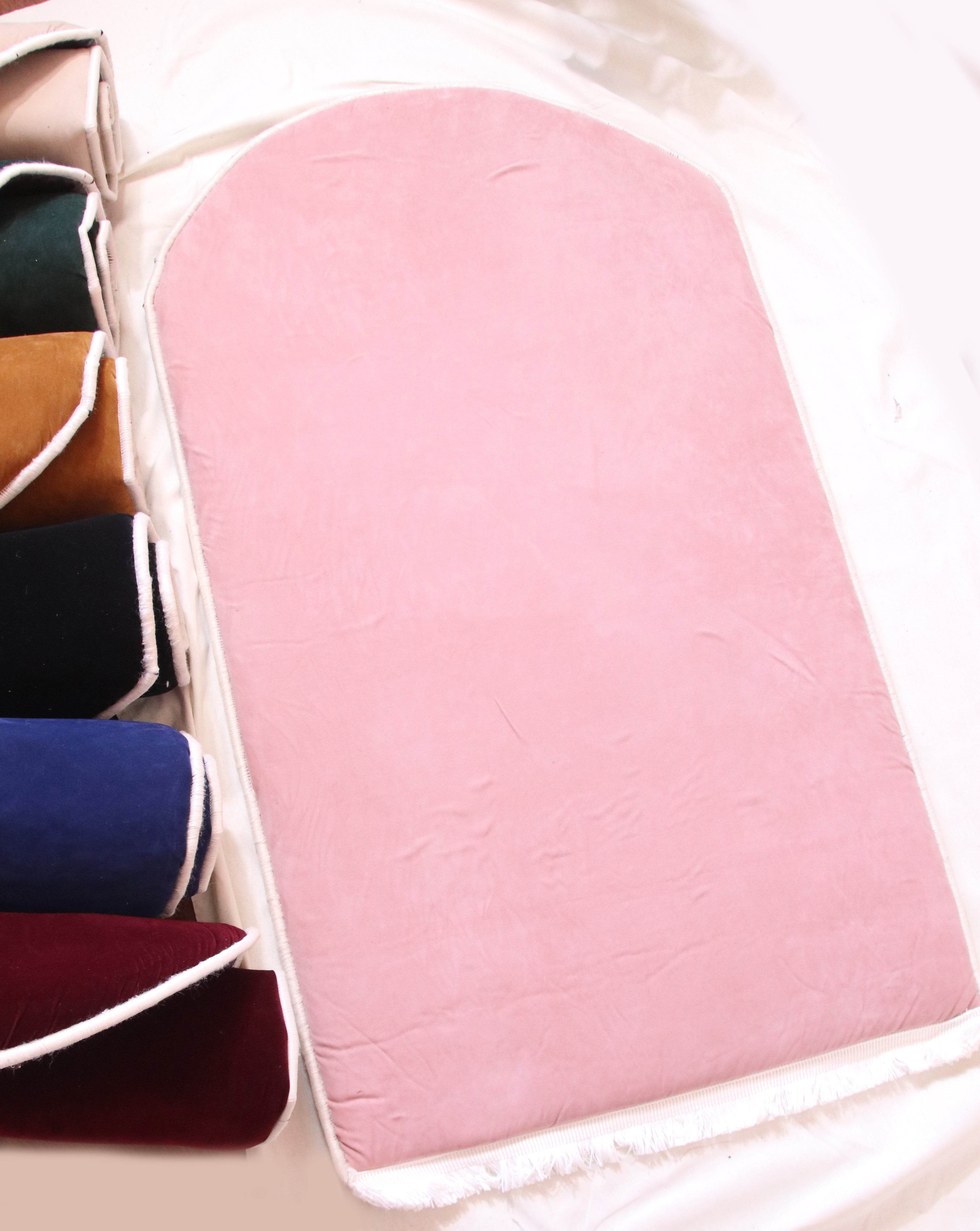 Düz Renk Desensiz Pembe Kadife Seccade Ortopedik 3 CM Süngerli - Carpetella