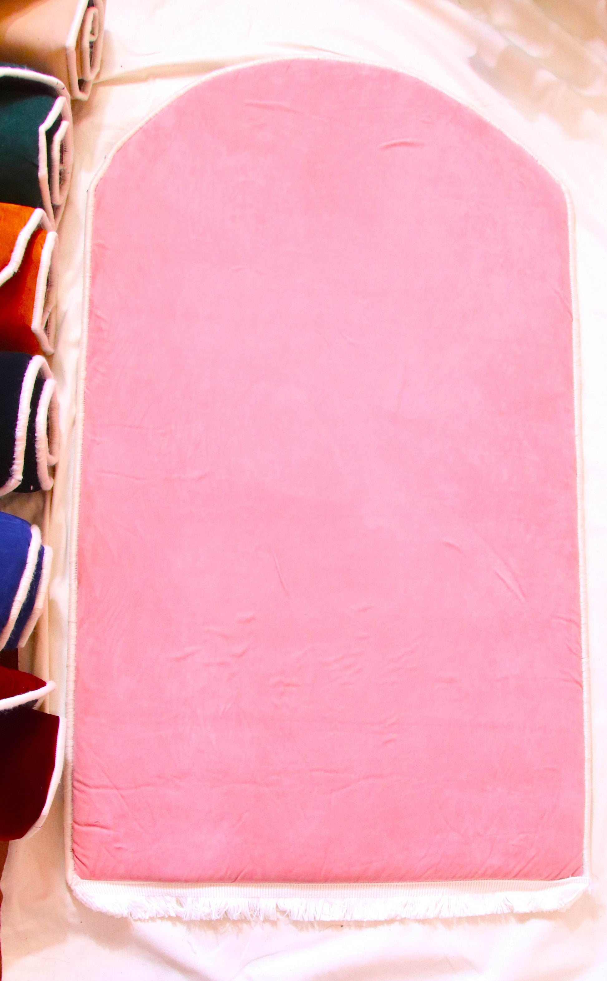 Düz Renk Desensiz Pembe Kadife Seccade Ortopedik 3 CM Süngerli - Carpetella