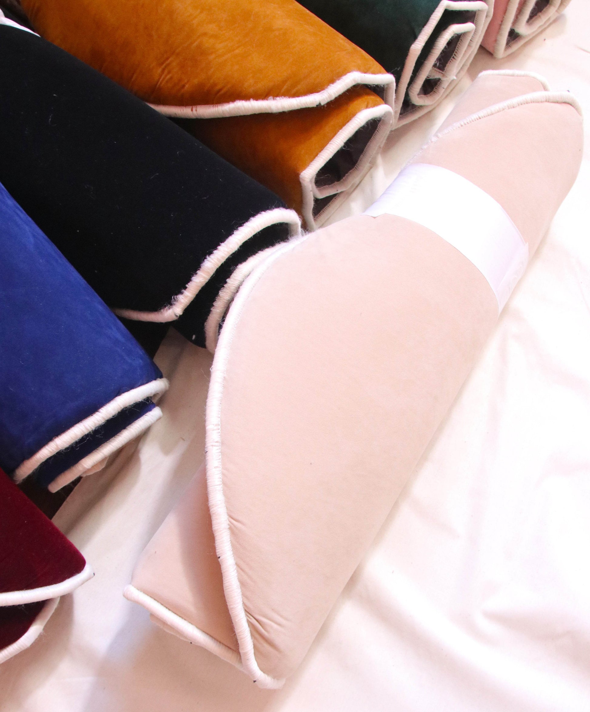 Bej Kabe İşlemeli Kadife Seccade | Ortopedik 3cm Süngerli - Carpetella