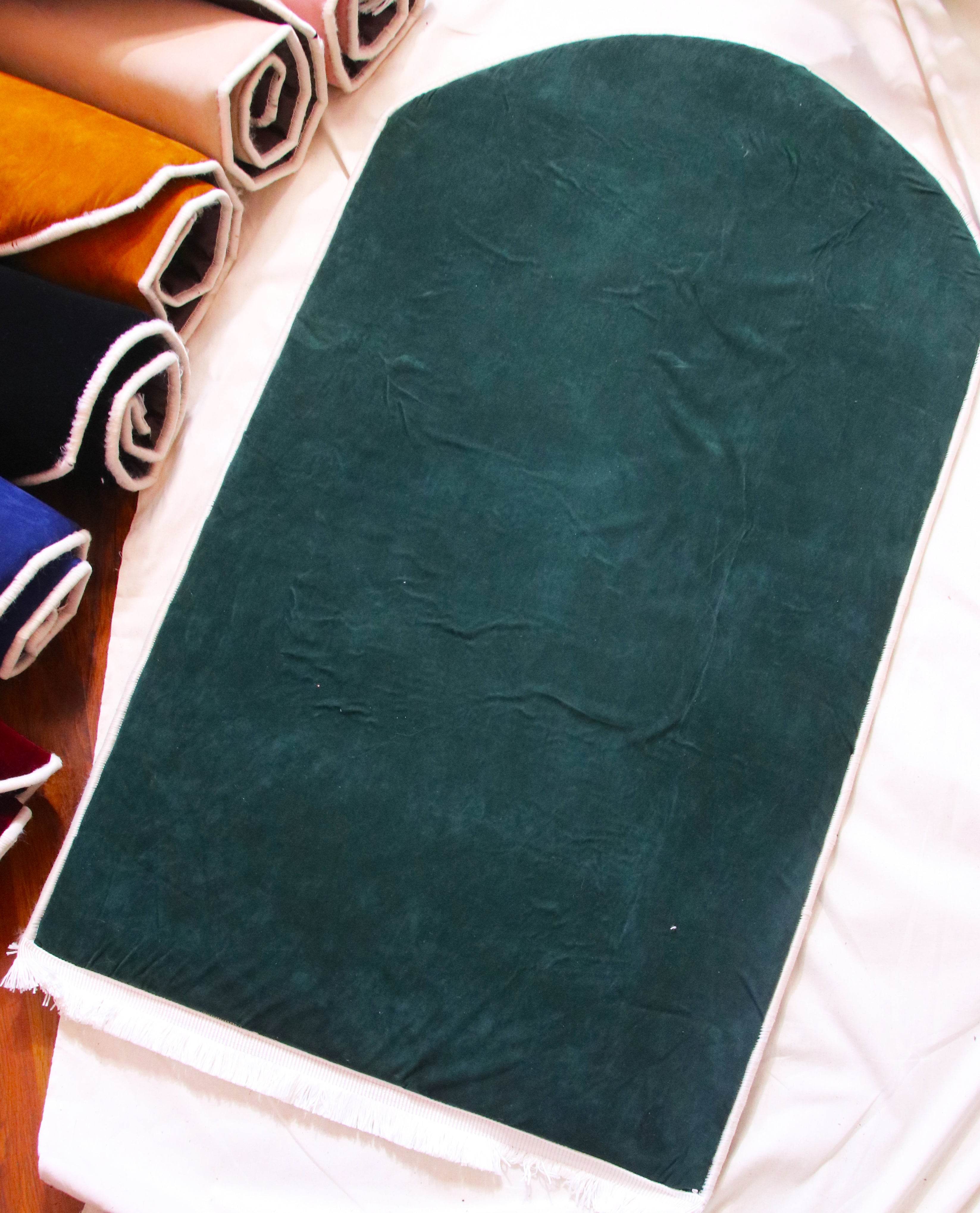 Düz Renk Desensiz Yeşil Kadife Seccade Ortopedik 3 CM Süngerli - Carpetella