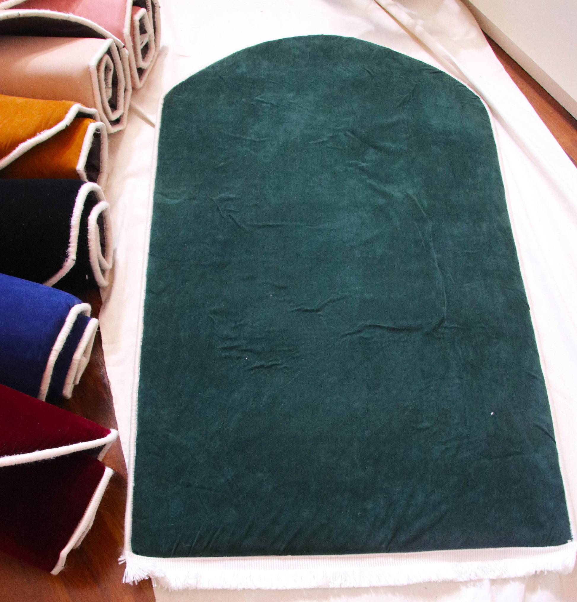 Düz Renk Desensiz Yeşil Kadife Seccade Ortopedik 3 CM Süngerli - Carpetella