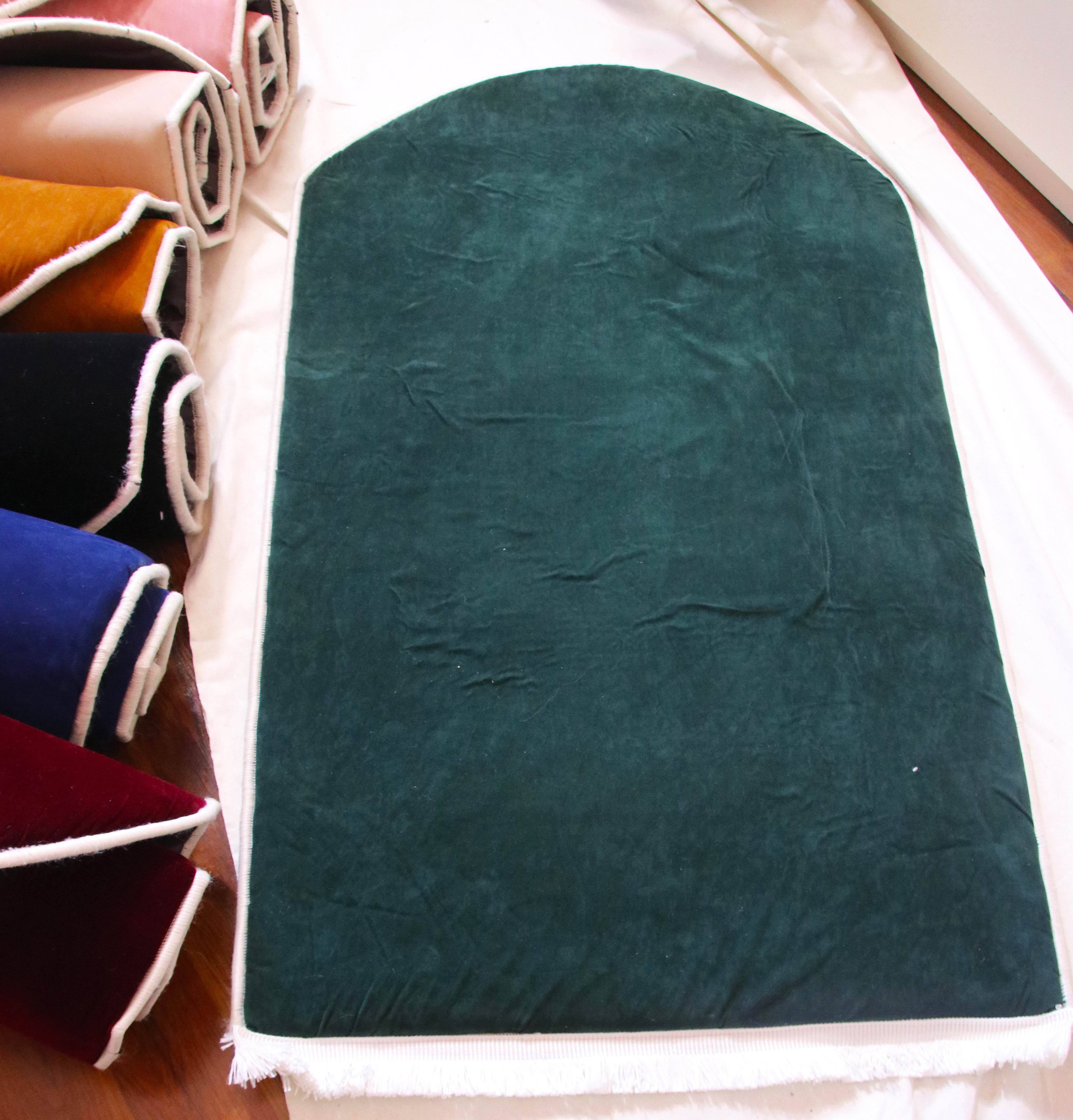 Düz Renk Desensiz Yeşil Kadife Seccade Ortopedik 3 CM Süngerli - Carpetella