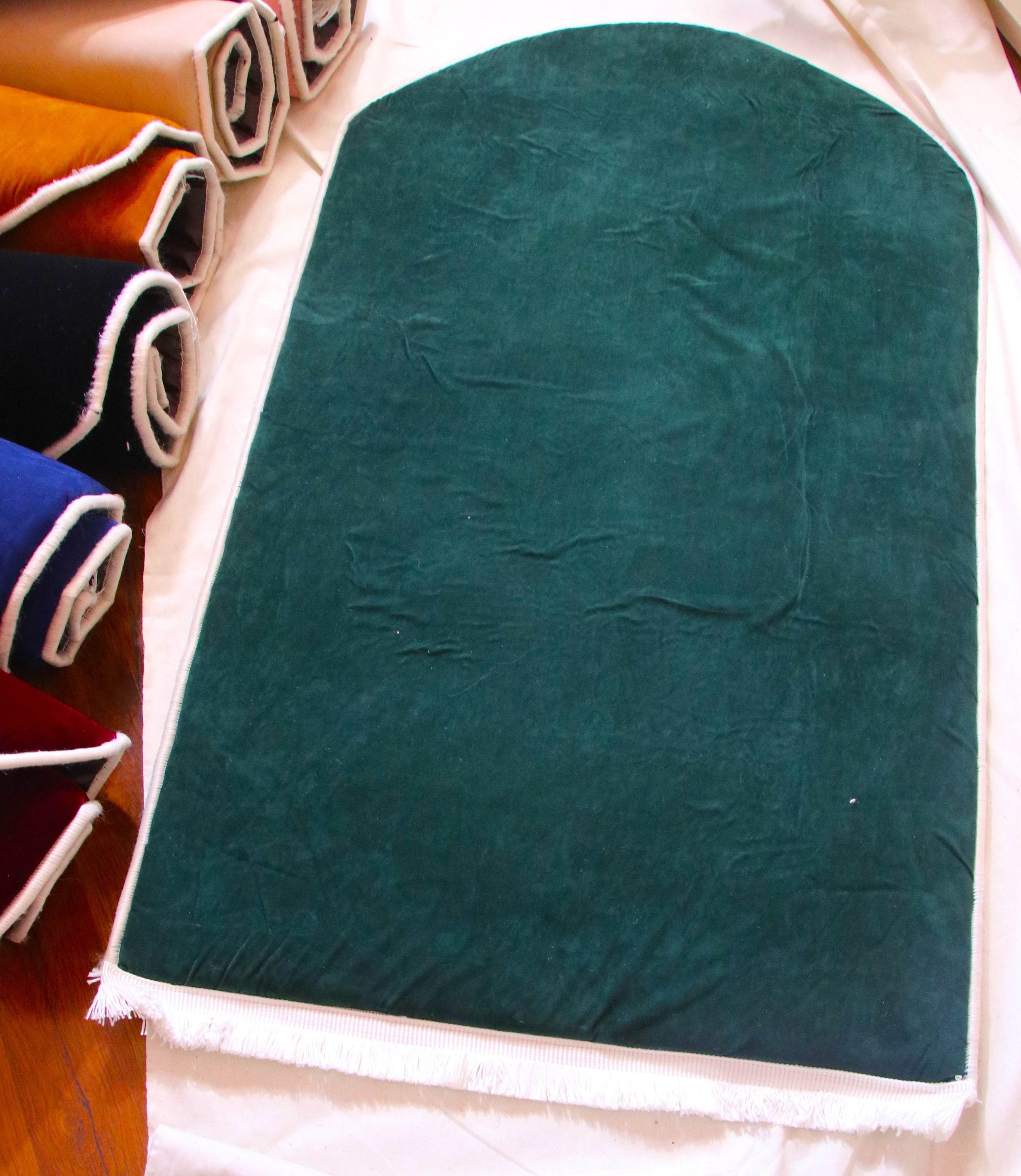 Düz Renk Desensiz Yeşil Kadife Seccade Ortopedik 3 CM Süngerli - Carpetella