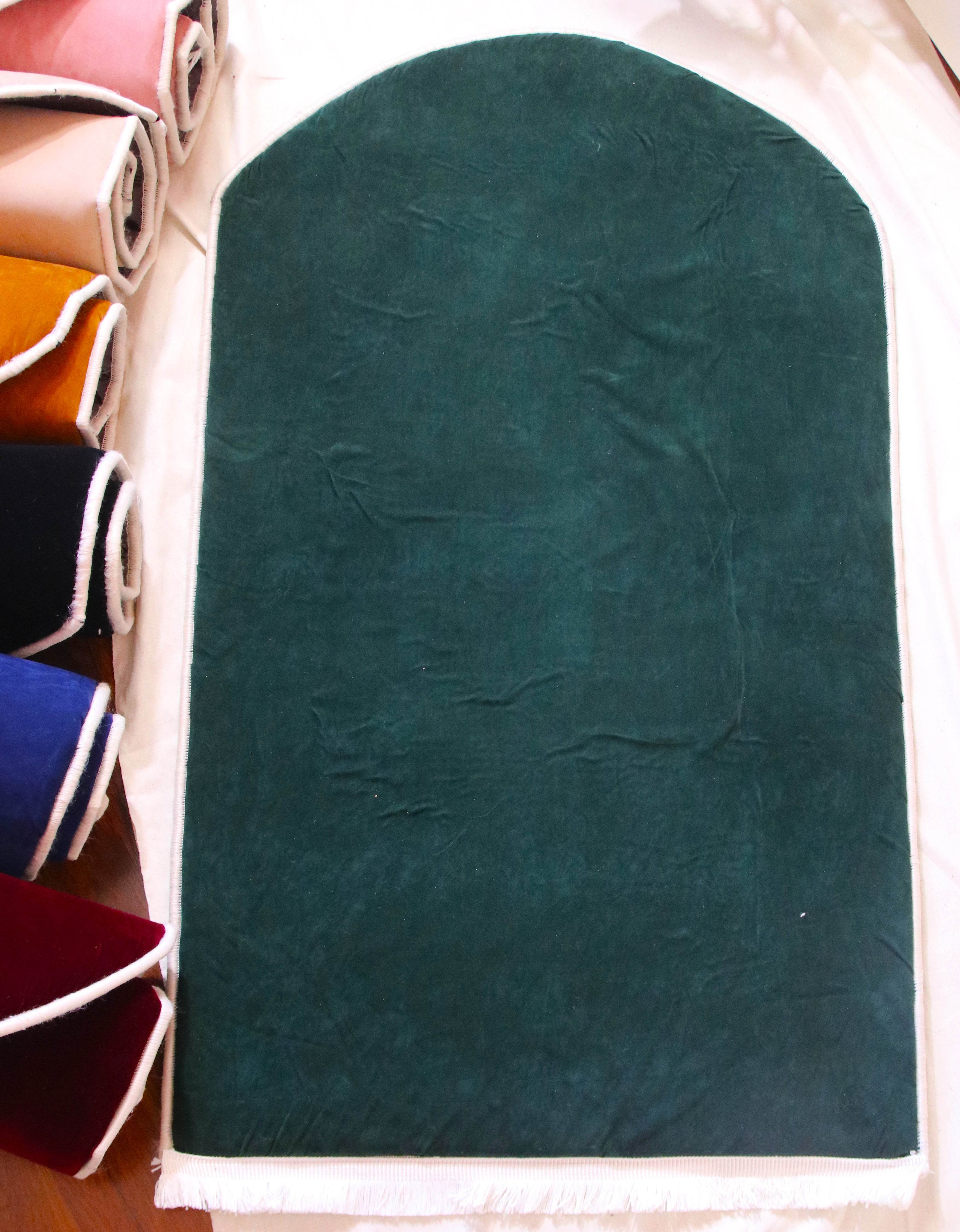 Düz Renk Desensiz Yeşil Kadife Seccade Ortopedik 3 CM Süngerli - Carpetella