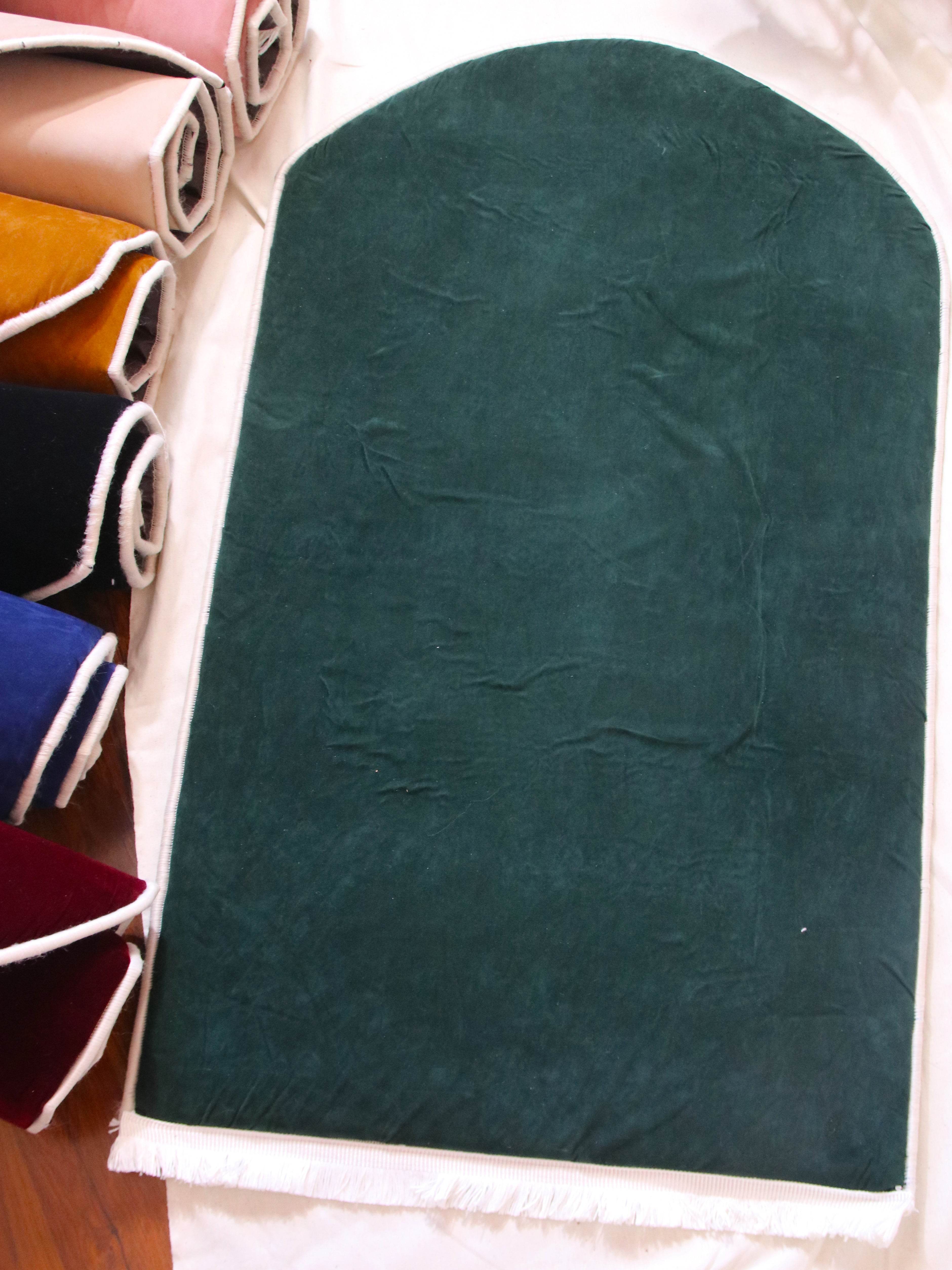 Düz Renk Desensiz Yeşil Kadife Seccade Ortopedik 3 CM Süngerli - Carpetella