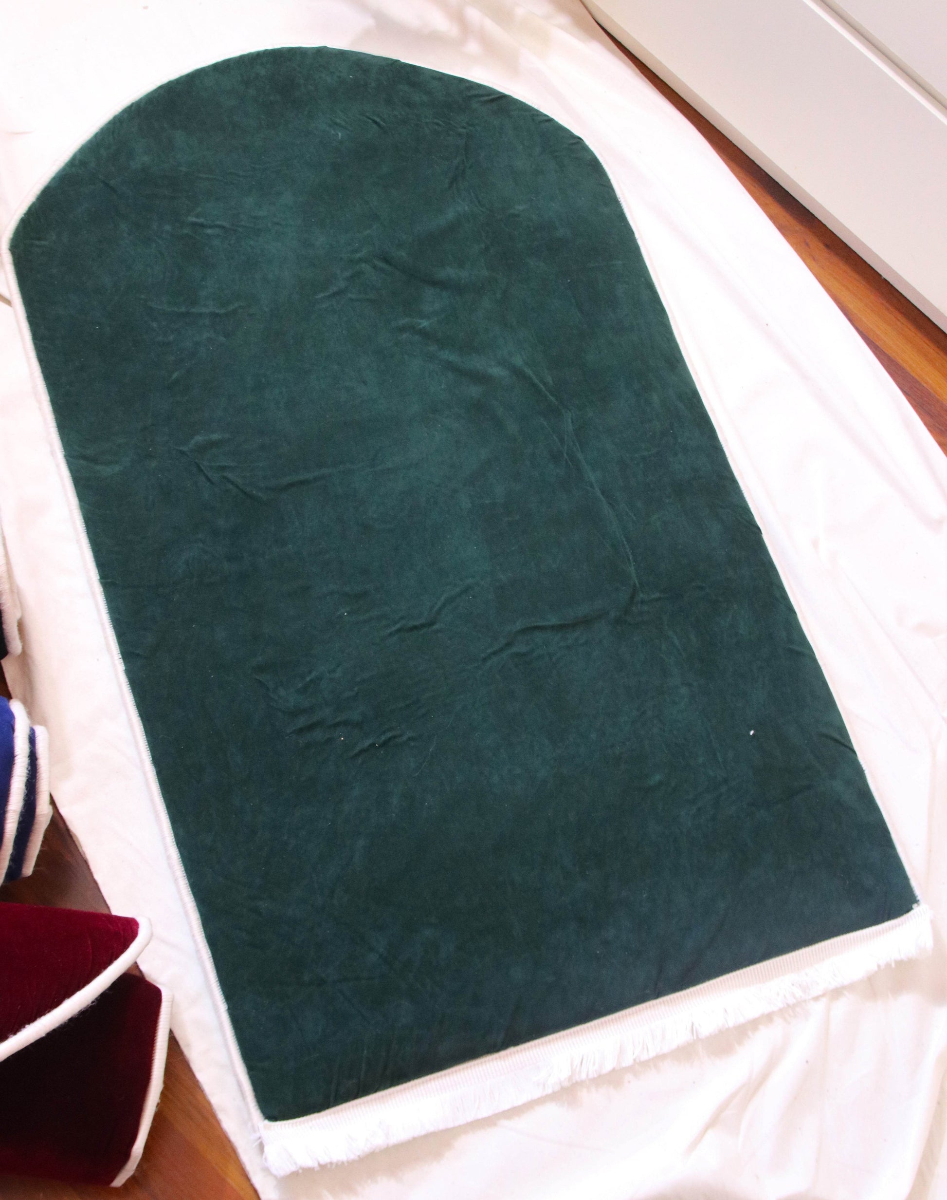 Düz Renk Desensiz Yeşil Kadife Seccade Ortopedik 3 CM Süngerli - Carpetella