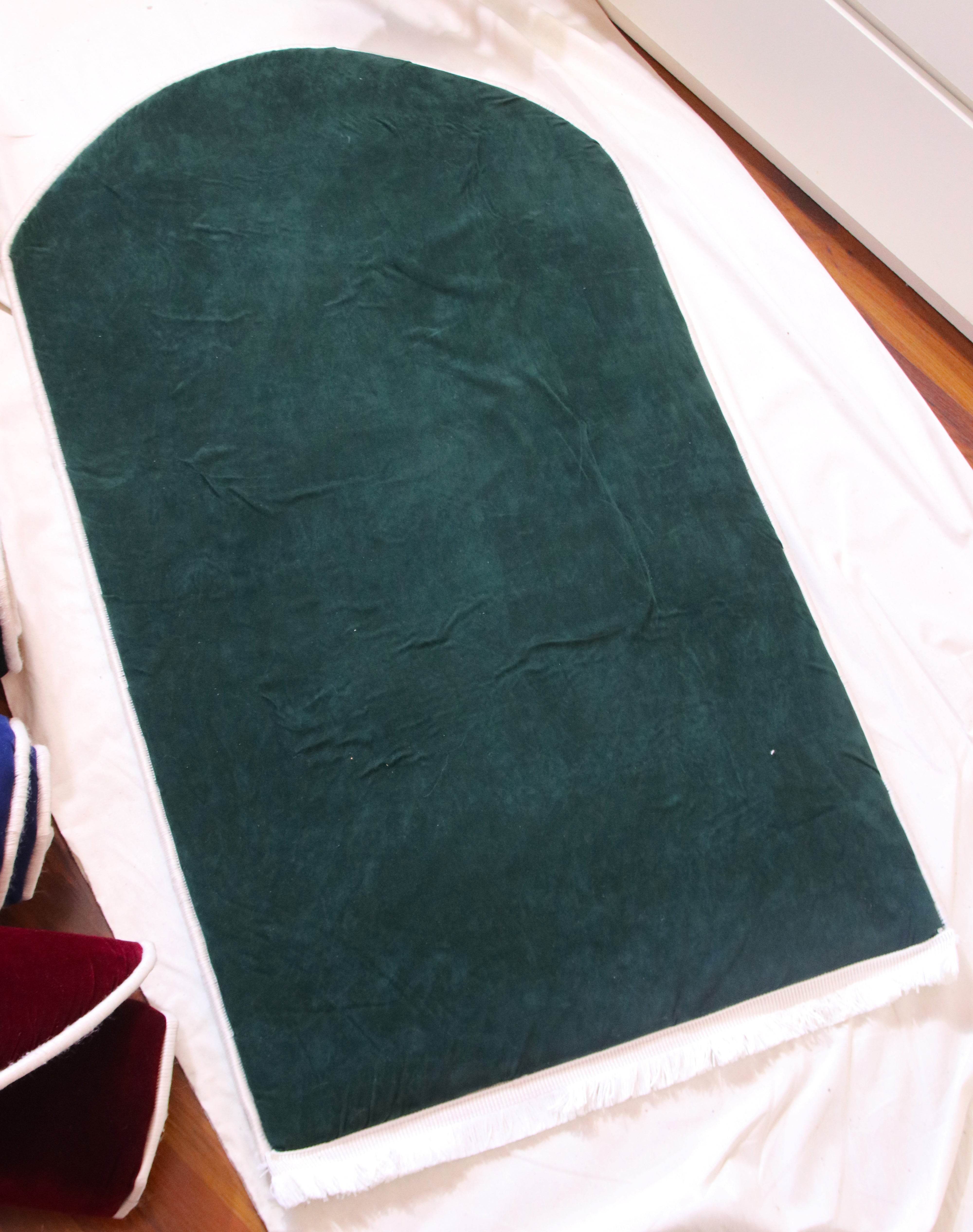 Düz Renk Desensiz Yeşil Kadife Seccade Ortopedik 3 CM Süngerli - Carpetella