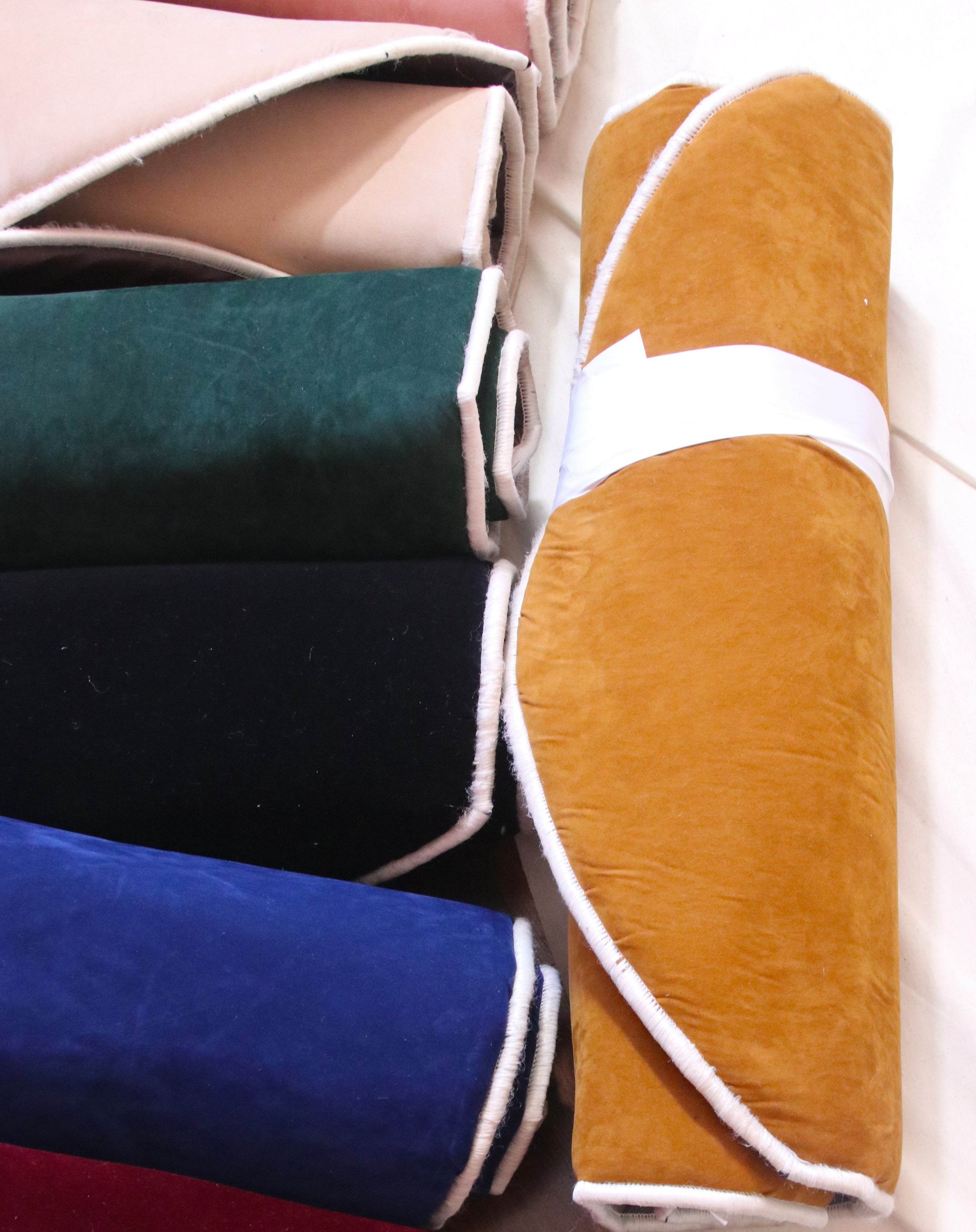 Düz Renk Desensiz Kahverengi Kadife Seccade Ortopedik 3 CM Süngerli - Carpetella