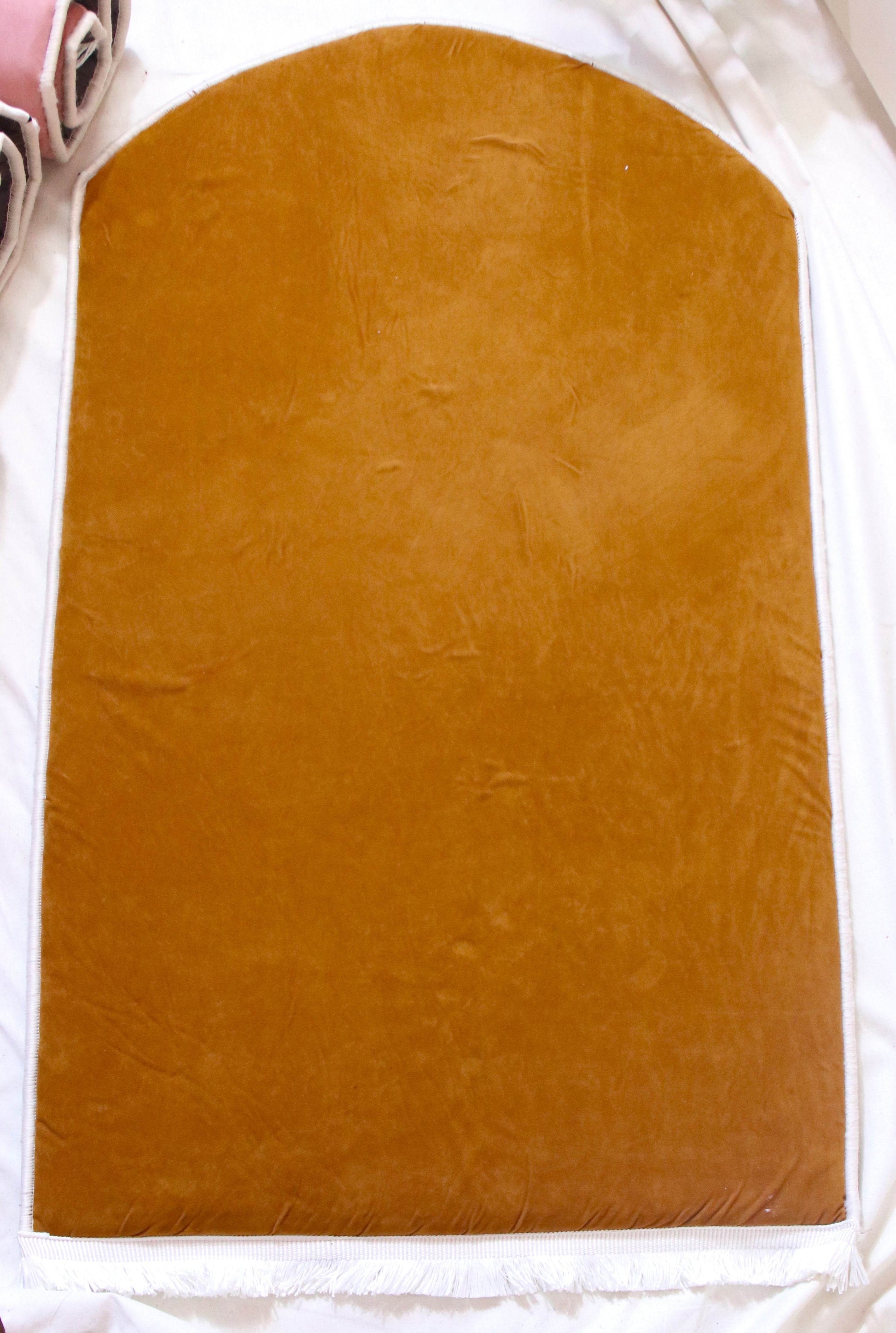 Düz Renk Desensiz Kahverengi Kadife Seccade Ortopedik 3 CM Süngerli - Carpetella