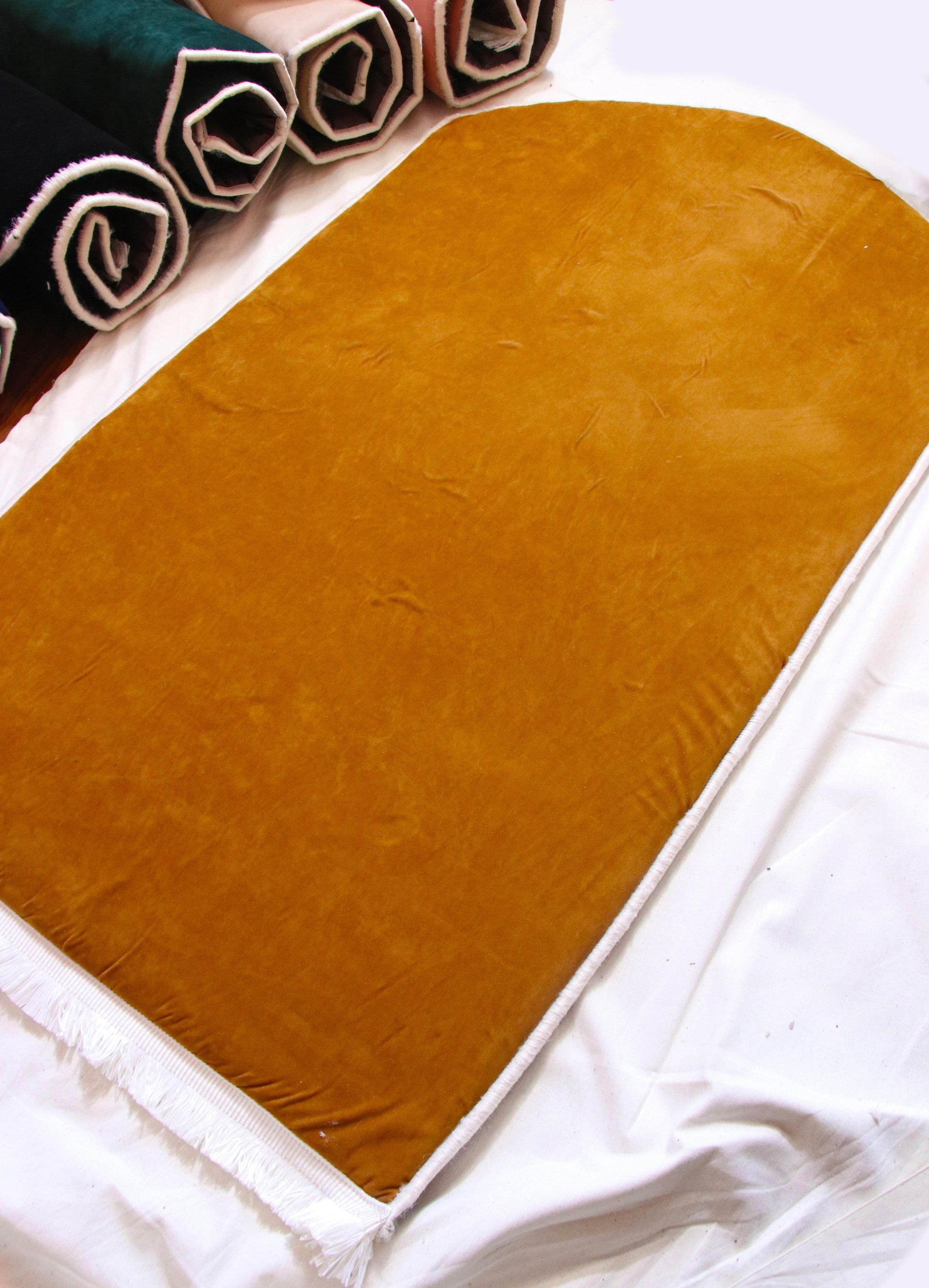 Düz Renk Desensiz Kahverengi Kadife Seccade Ortopedik 3 CM Süngerli - Carpetella