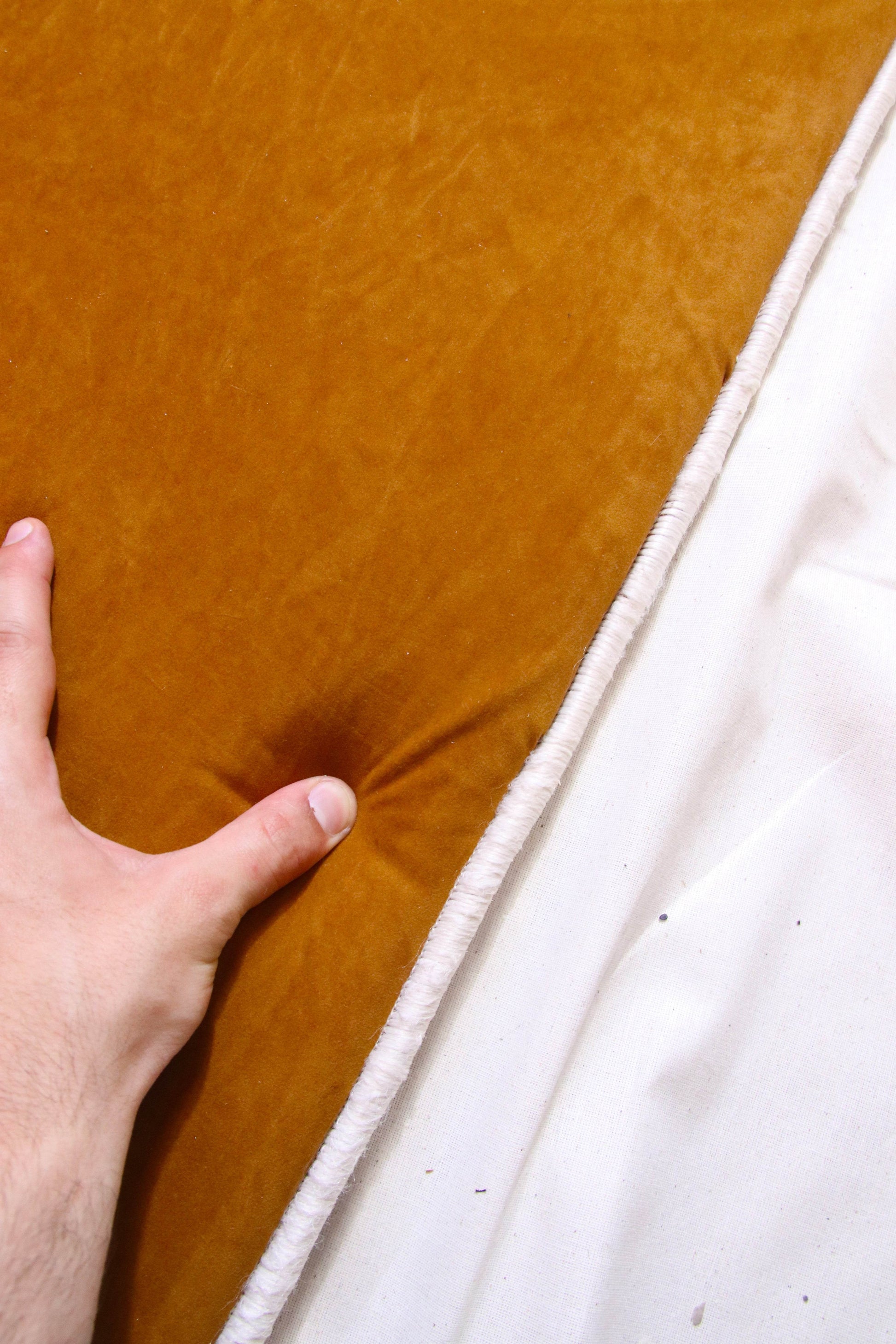 Düz Renk Desensiz Kahverengi Kadife Seccade Ortopedik 3 CM Süngerli - Carpetella