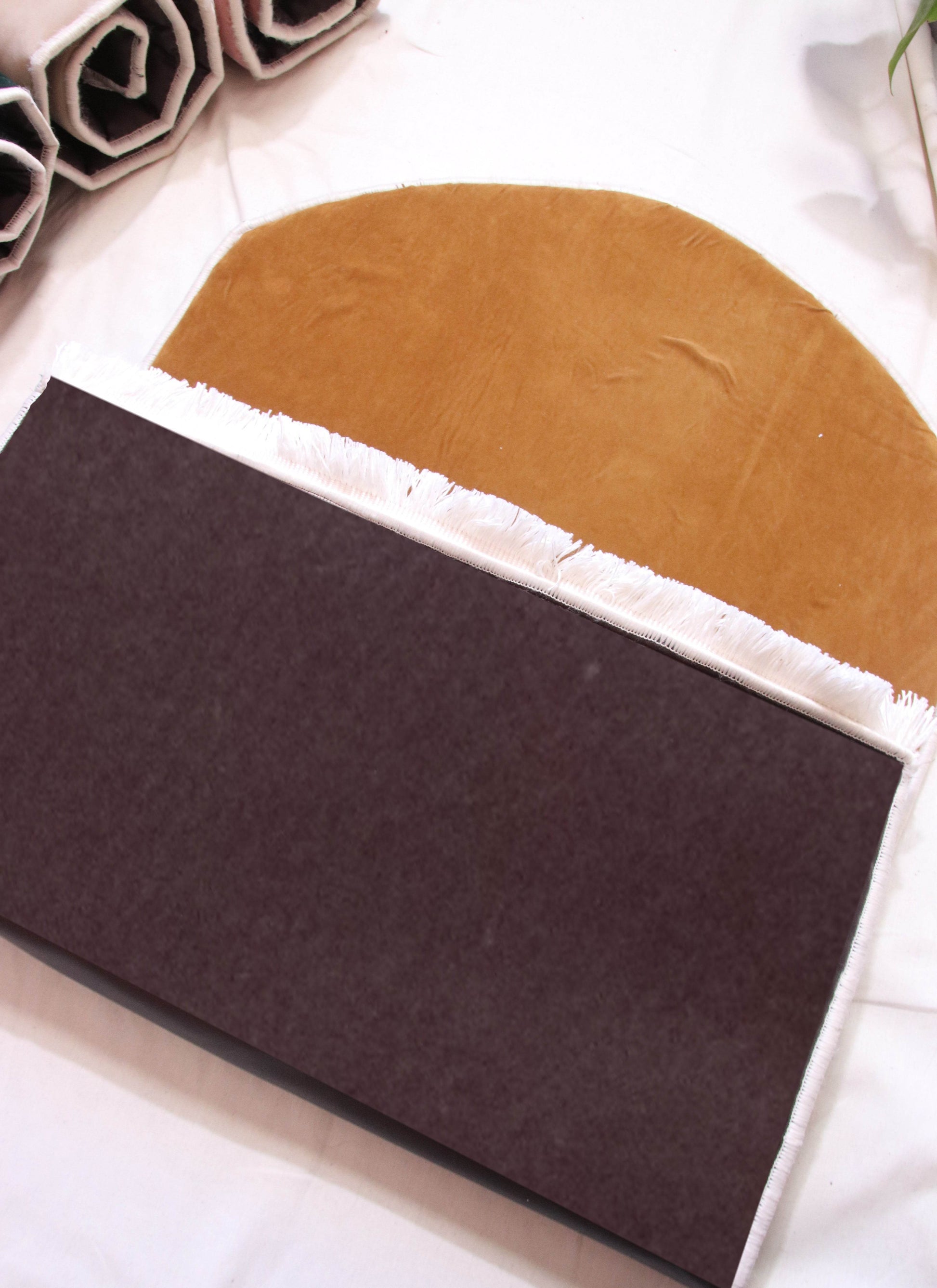 Düz Renk Desensiz Kahverengi Kadife Seccade Ortopedik 3 CM Süngerli - Carpetella