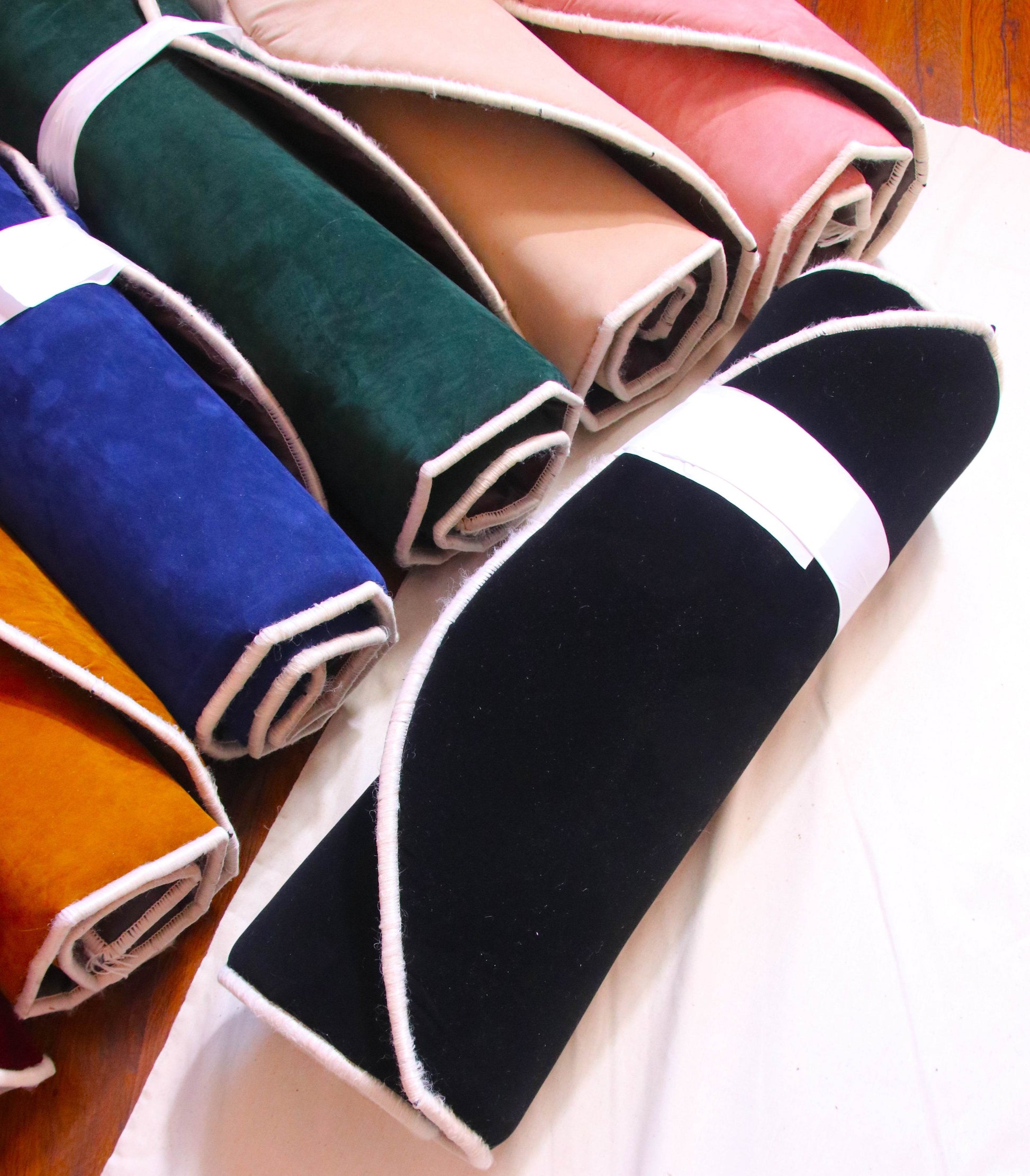 İsme Özel 3 CM Süngerli Kadife Ortopedik Seccade Minimal Siyah - Carpetella