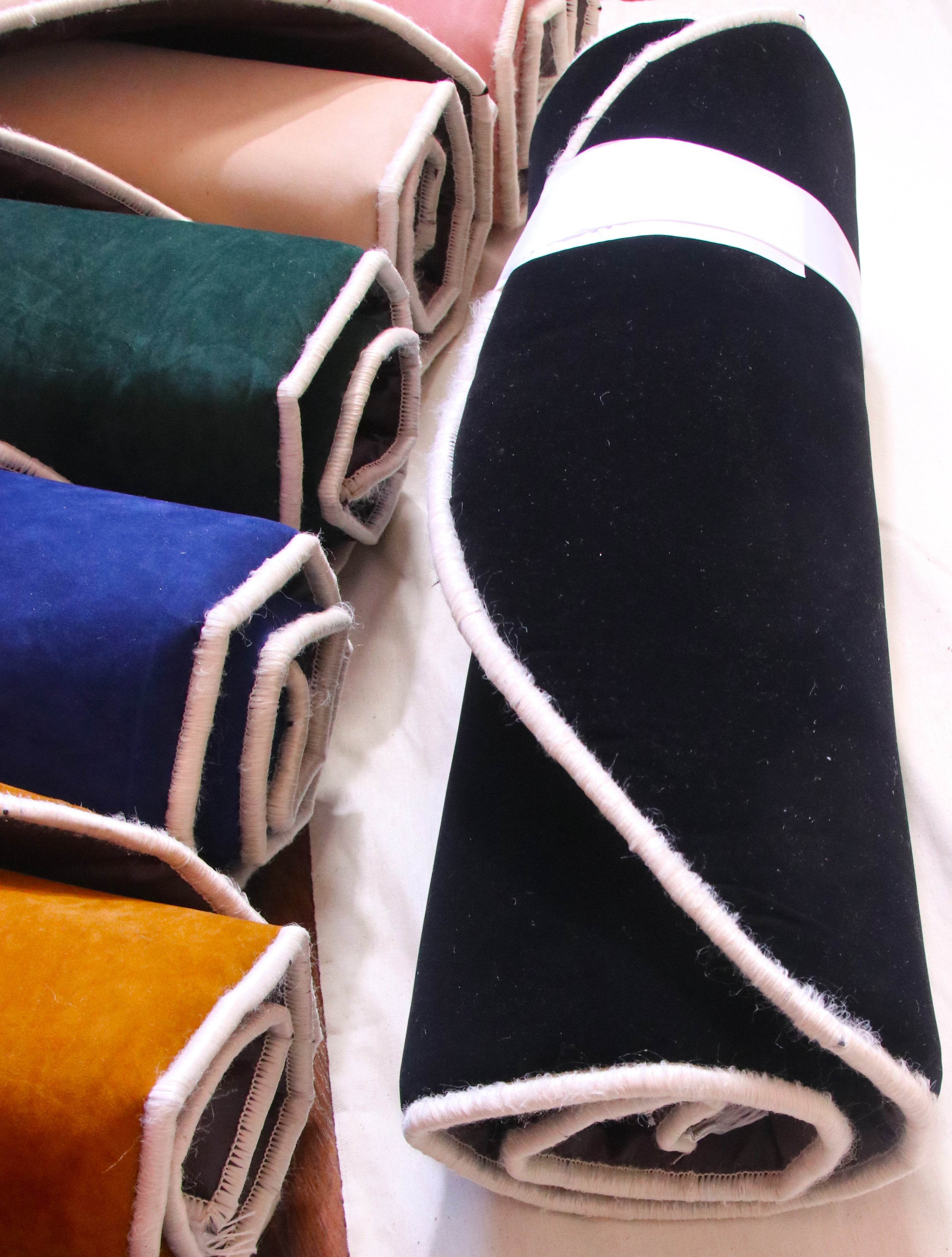 Düz Renk Desensiz Siyah Kadife Seccade Ortopedik 3 CM Süngerli - Carpetella