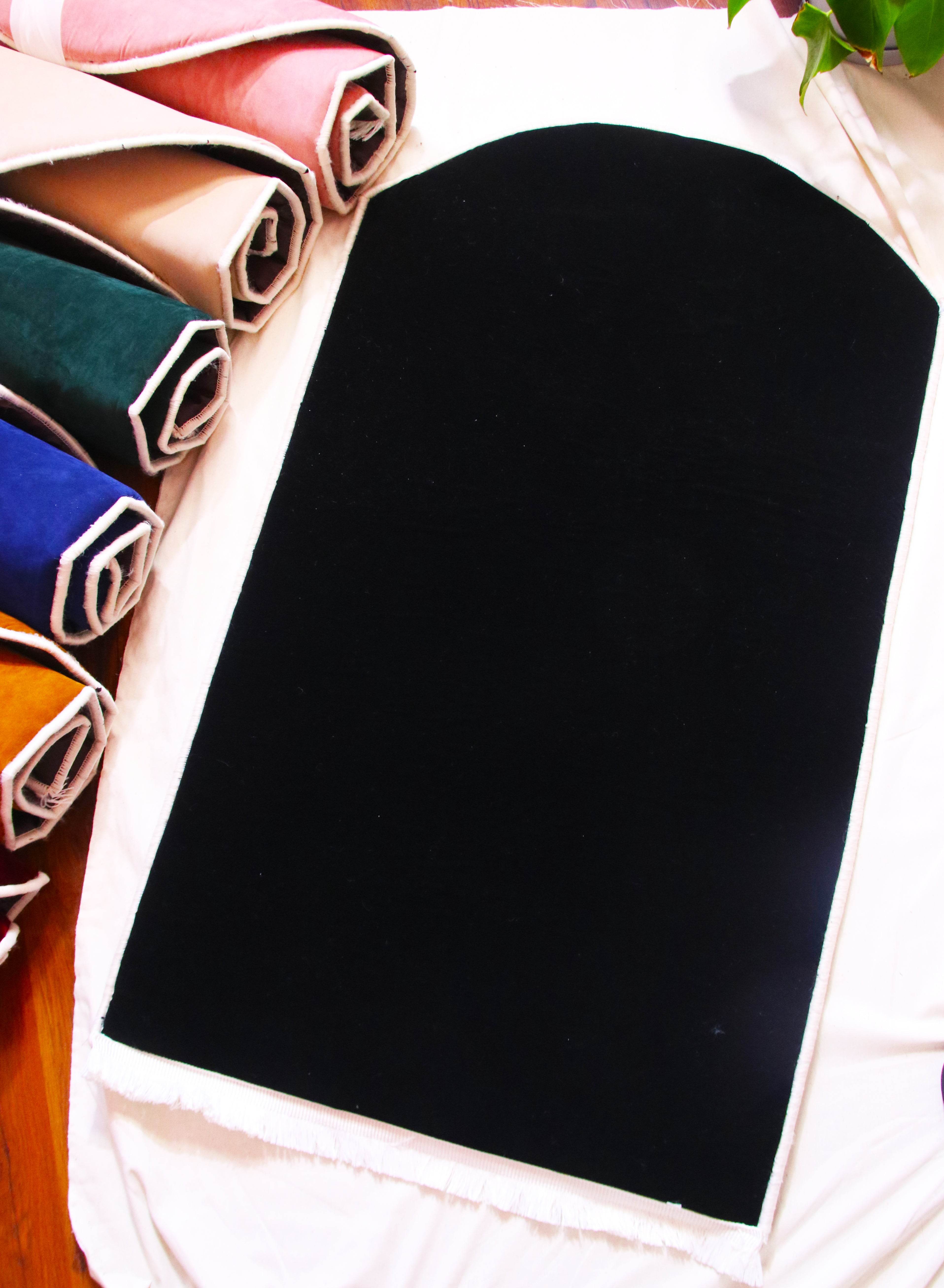 Düz Renk Desensiz Siyah Kadife Seccade Ortopedik 3 CM Süngerli - Carpetella