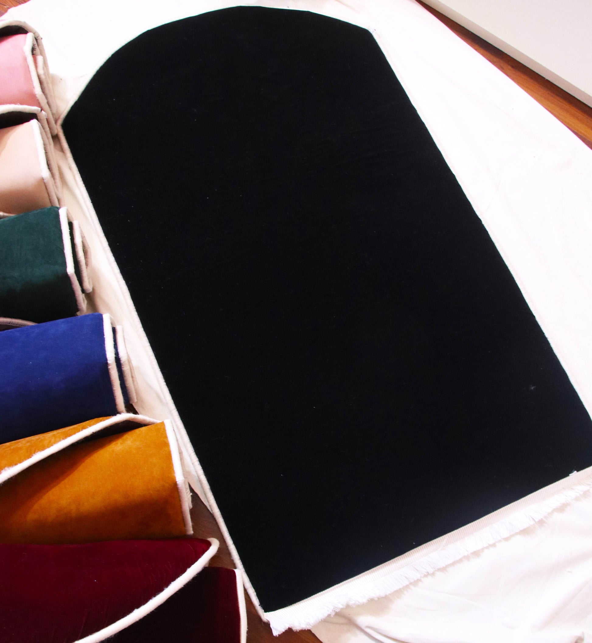 Düz Renk Desensiz Siyah Kadife Seccade Ortopedik 3 CM Süngerli - Carpetella