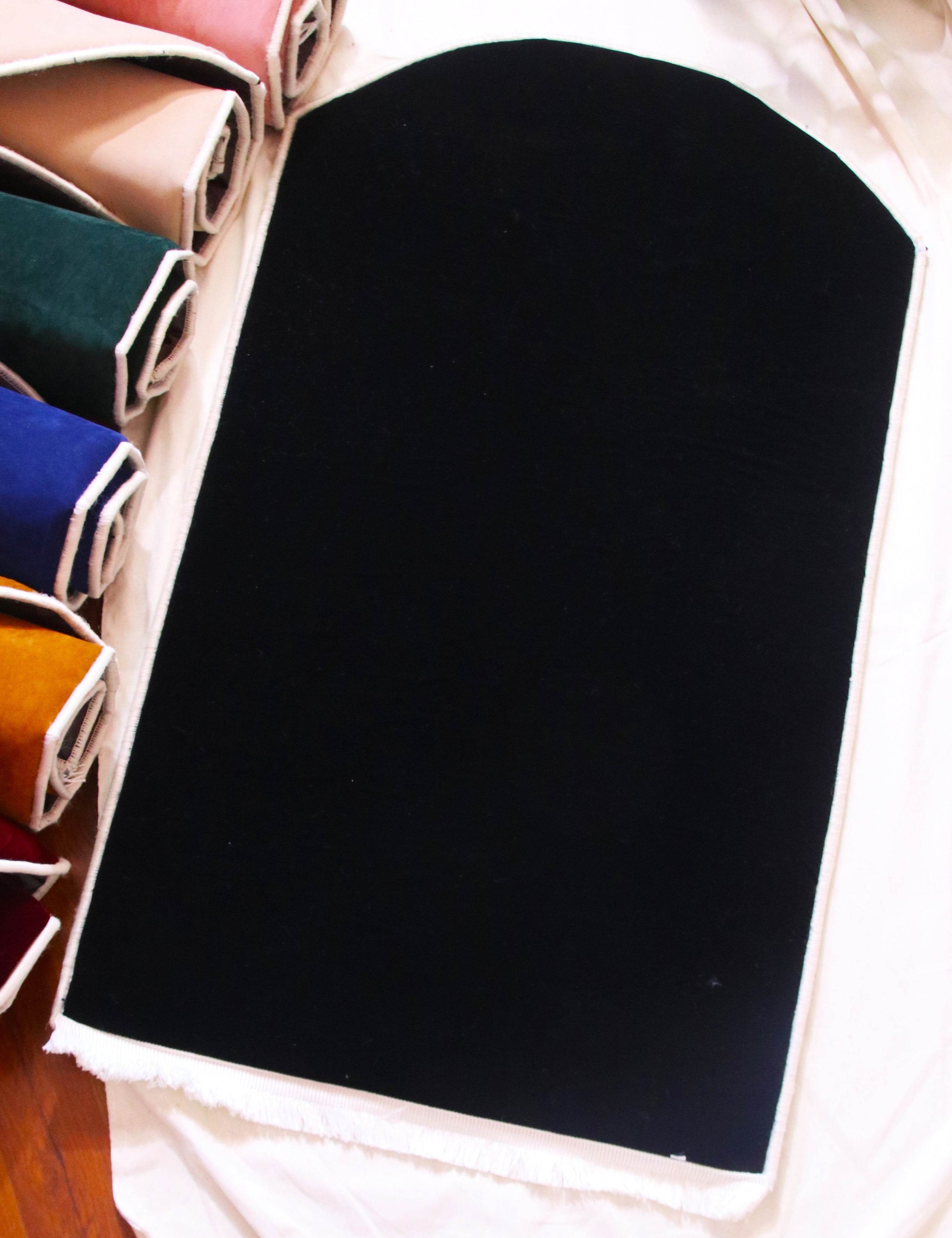 Düz Renk Desensiz Siyah Kadife Seccade Ortopedik 3 CM Süngerli - Carpetella