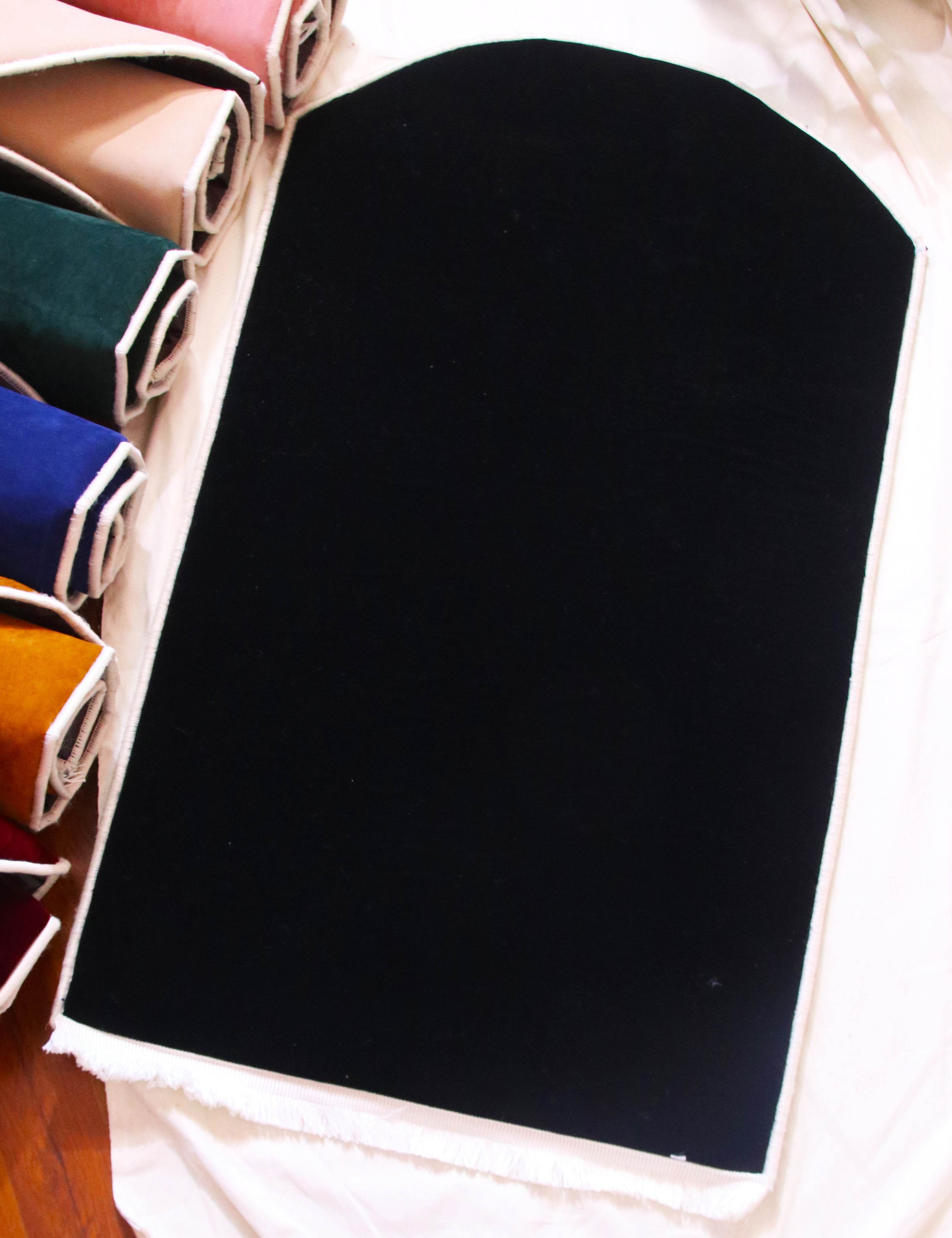 Düz Renk Desensiz Siyah Kadife Seccade Ortopedik 3 CM Süngerli - Carpetella