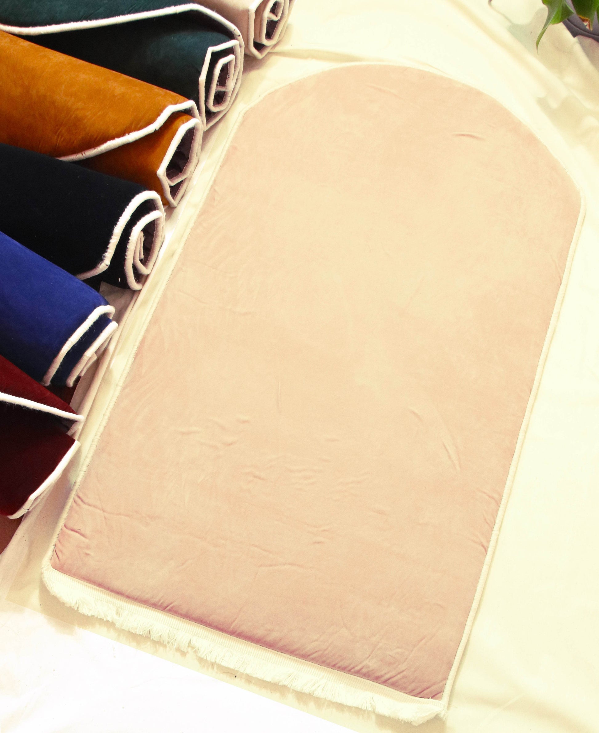 Düz Renk Desensiz Bej Kadife Seccade Ortopedik 3 CM Süngerli - Carpetella