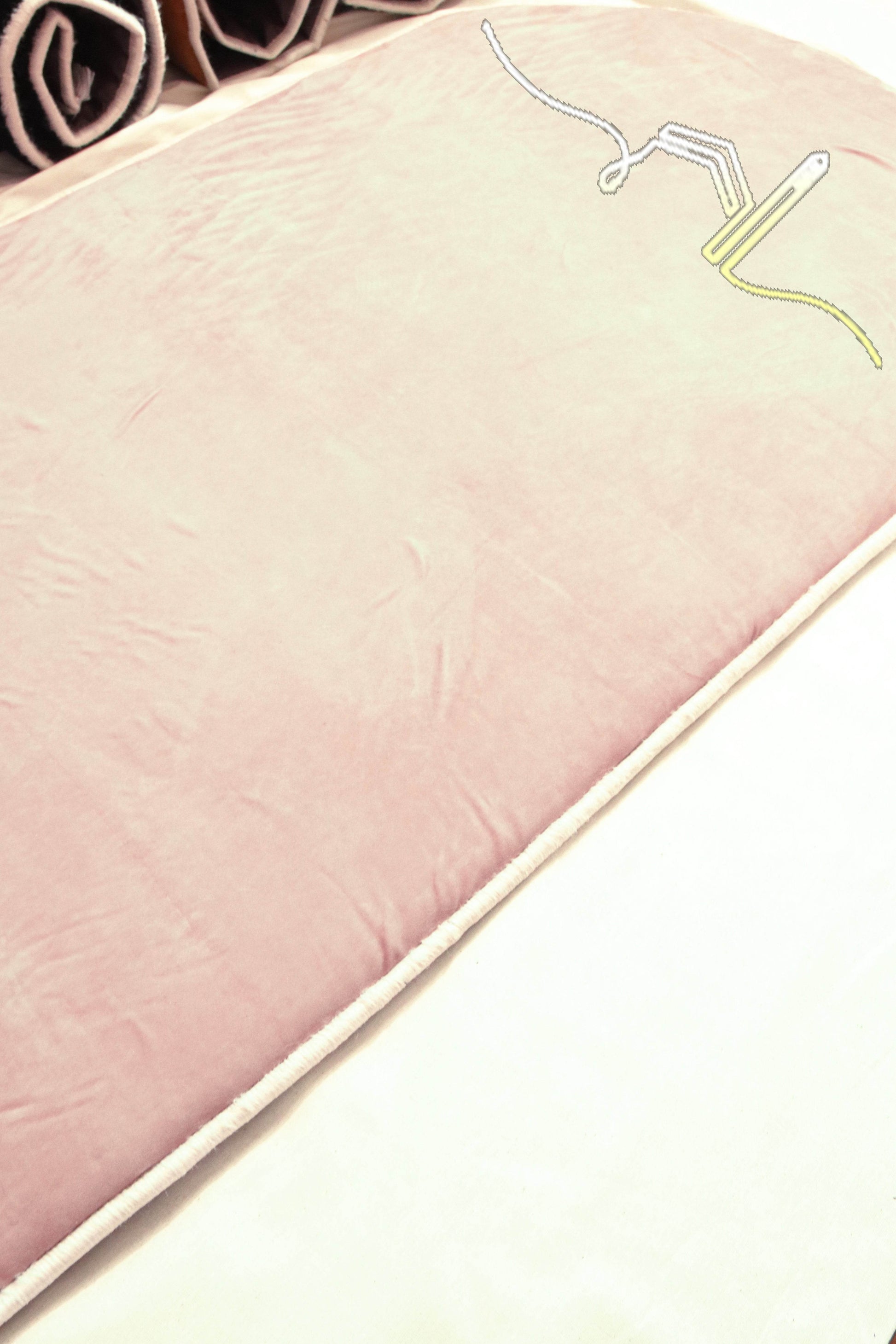 İsme Özel 3 CM Süngerli Kadife Ortopedik Seccade Minimal Bej - Carpetella