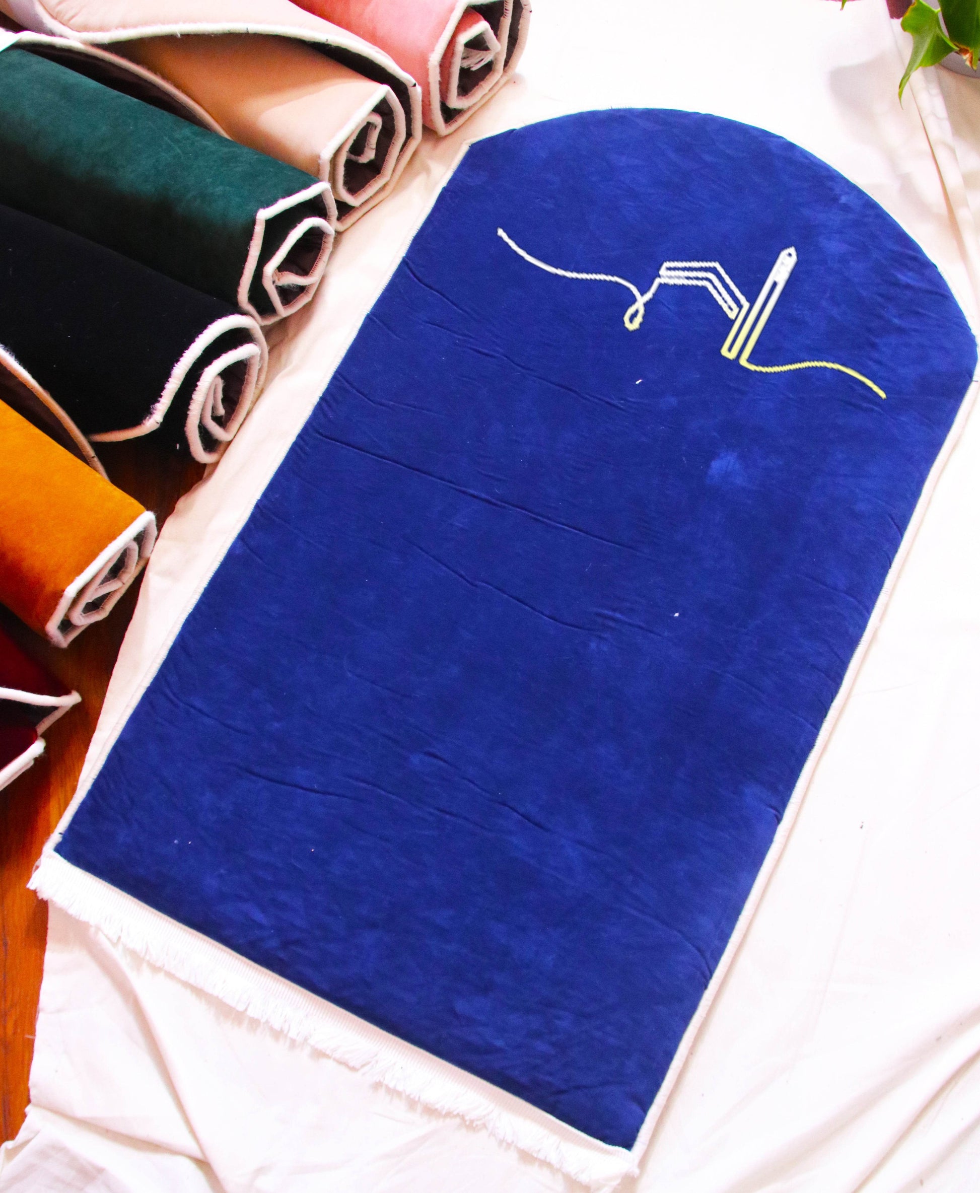 Lacivert Kabe İşlemeli Kadife Seccade | Ortopedik 3cm Süngerli - Carpetella