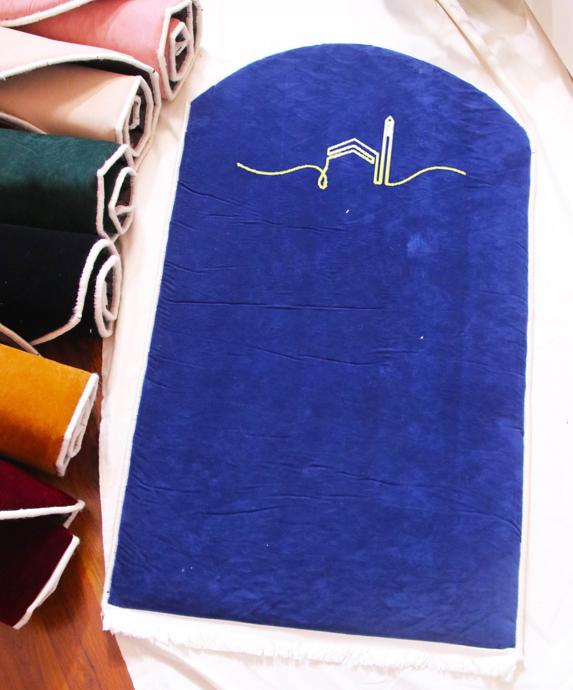 Lacivert Kabe İşlemeli Kadife Seccade | Ortopedik 3cm Süngerli - Carpetella