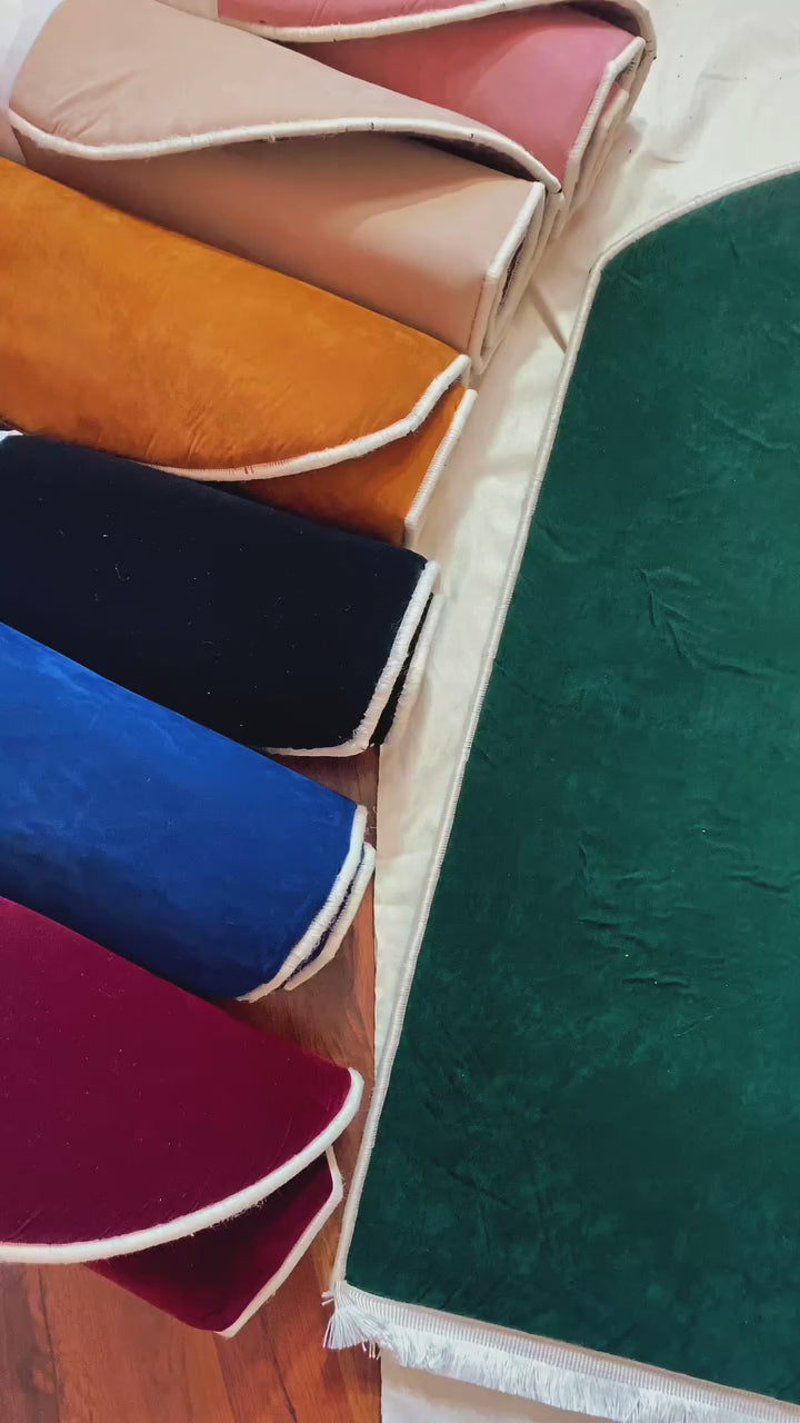 Videoyu yükle: Düz Renk Desensiz Yeşil Kadife Seccade Ortopedik 3 CM Süngerli