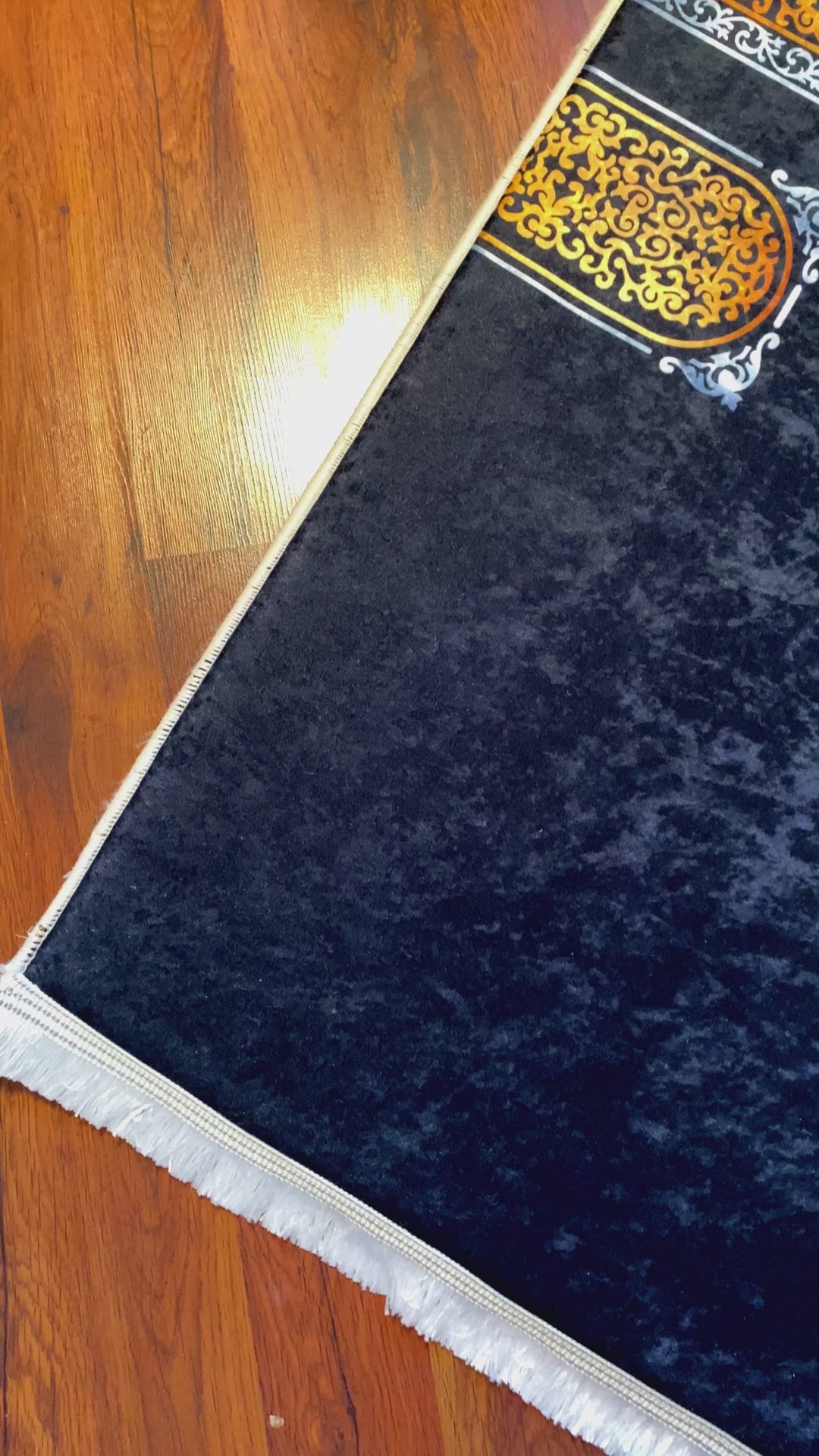 Videoyu yükle: 3 CM Süngerli Ortopedik Seccade - Siyah Gold Kabe Desenli Ortopedik Seccade