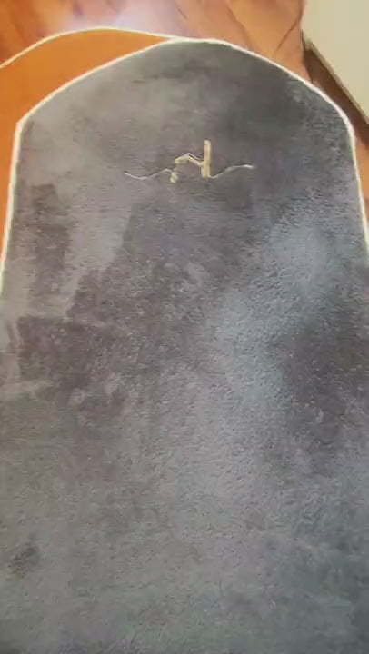 Videoyu yükle: Kabe İşlemeli 3 CM Süngerli Peluş Seccade | Gri Ortopedik Süngerli