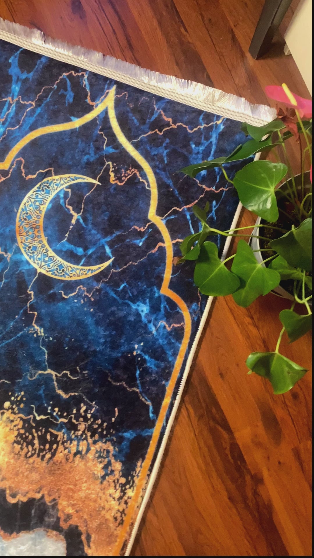 Videoyu yükle: Lacivert Gold Kadife Ortopedik Seccade - İsme Özel 3 CM Süngerli