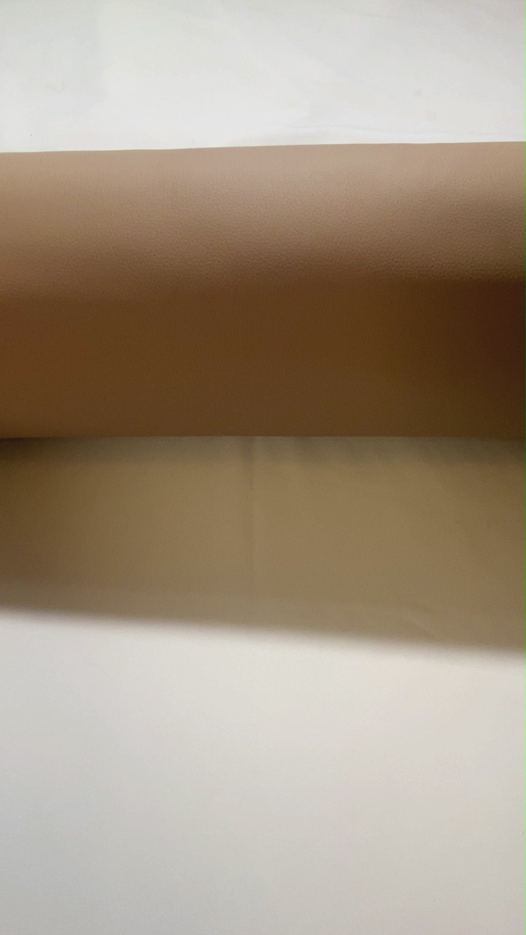 Videoyu yükle: 3 cm süngerli ortopedik seccade, kaymaz tabanıyla sabit durur. video.