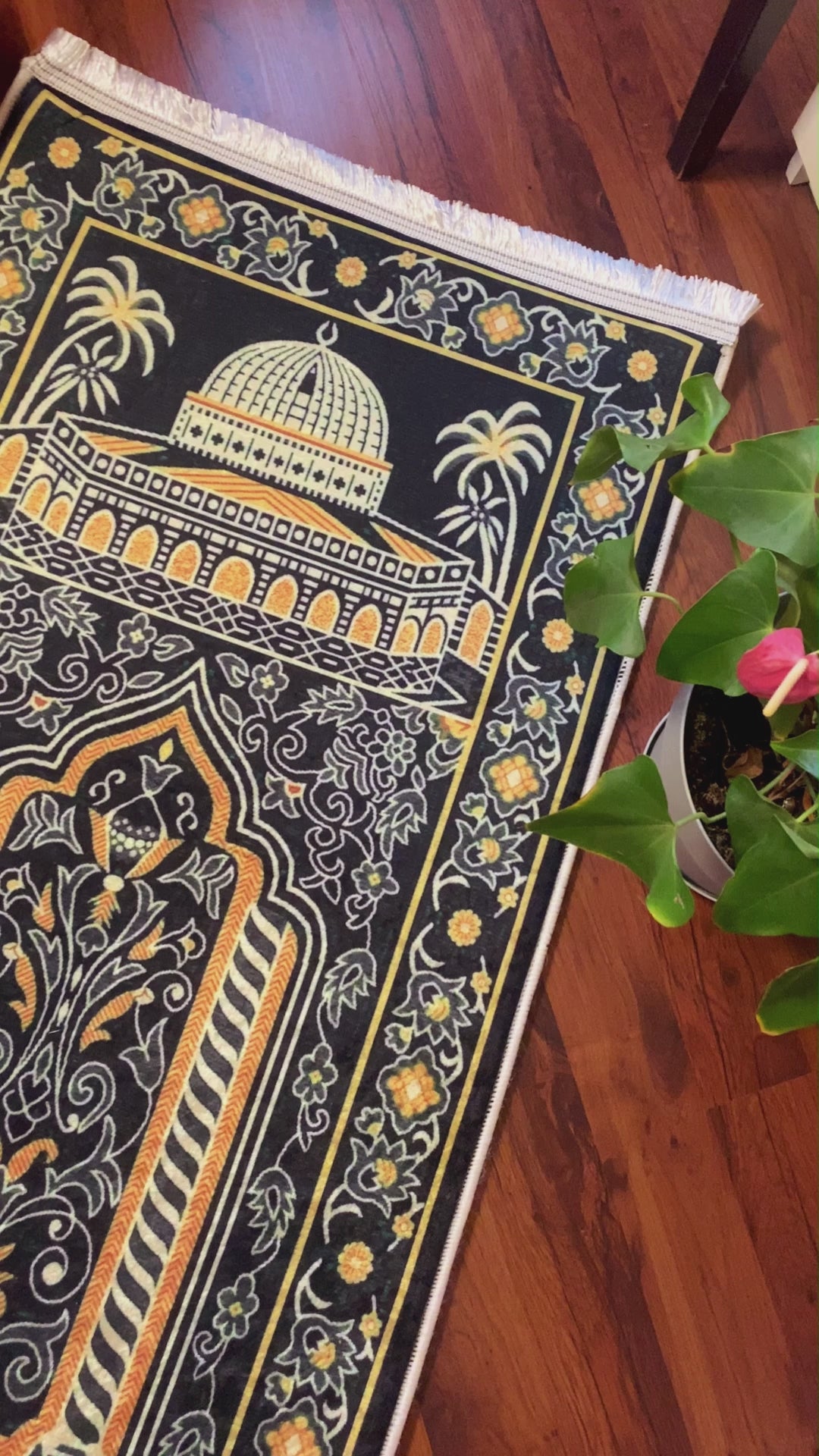 Videoyu yükle: 3 CM Süngerli Ortopedik Seccade - Hurma Ağaçlı Medine Temalı Seccade