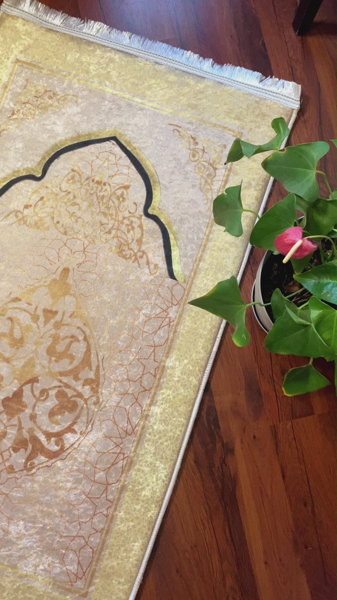 Carica video: 3 cm süngerli ortopedik seccade, şık ve sade tasarımıyla. videografi.
