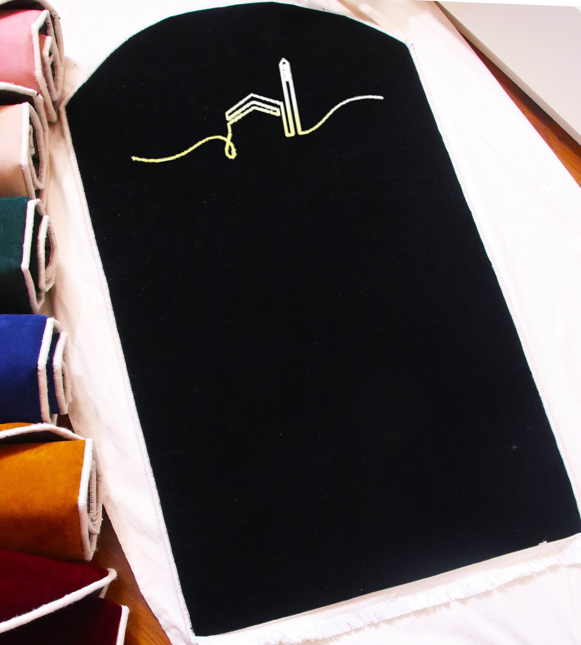 İsme Özel 3 CM Süngerli Kadife Ortopedik Seccade Minimal Siyah - Carpetella