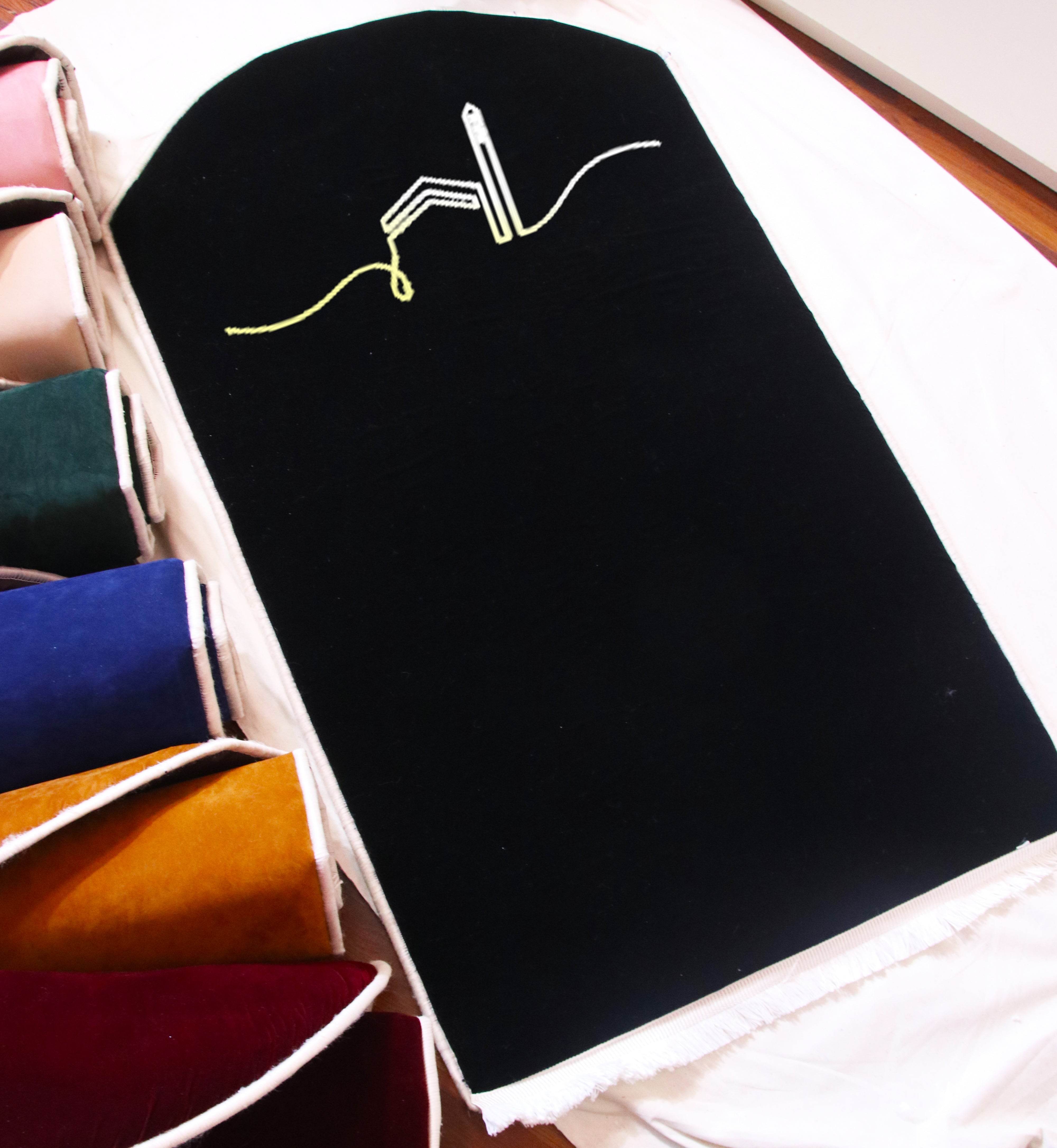 İsme Özel 3 CM Süngerli Kadife Ortopedik Seccade Minimal Siyah - Carpetella