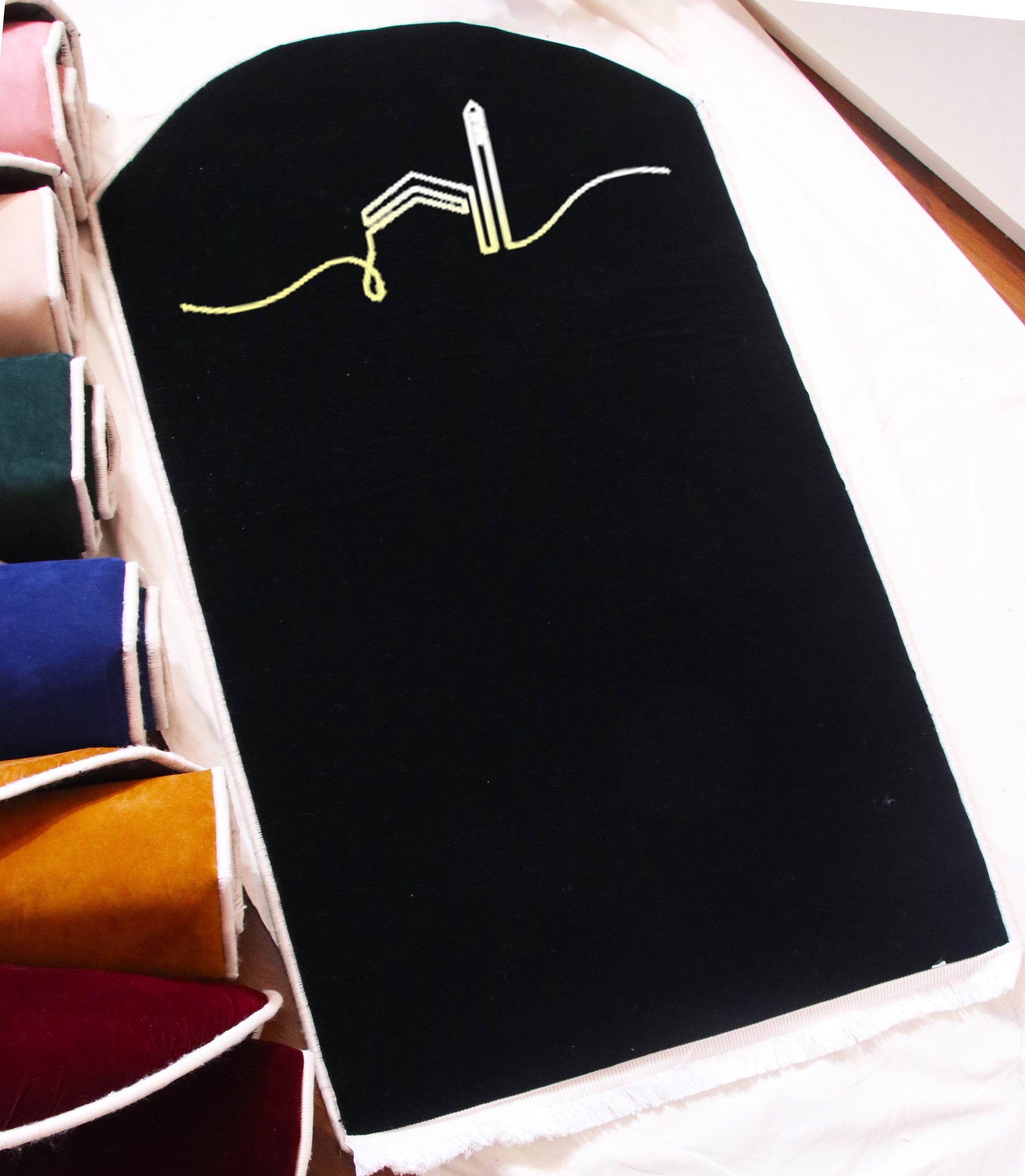 İsme Özel 3 CM Süngerli Kadife Ortopedik Seccade Minimal Siyah - Carpetella