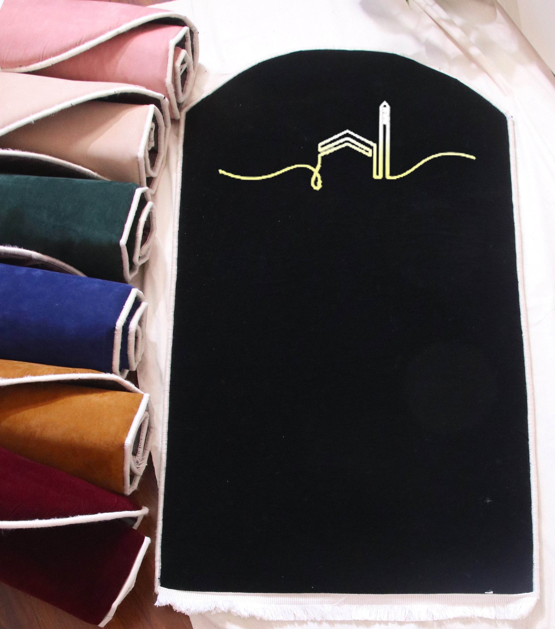 İsme Özel 3 CM Süngerli Kadife Ortopedik Seccade Minimal Siyah - Carpetella