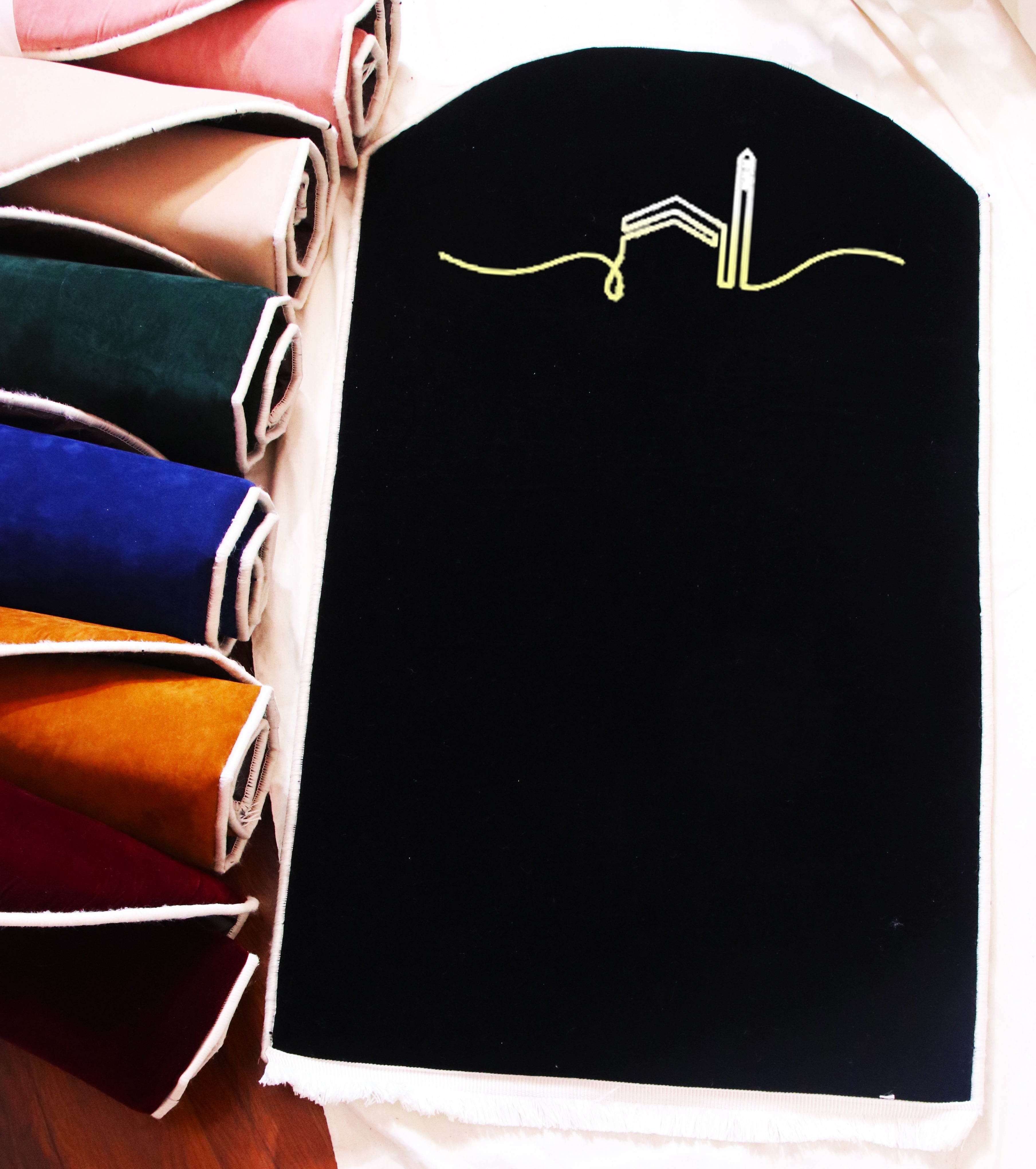 İsme Özel 3 CM Süngerli Kadife Ortopedik Seccade Minimal Siyah - Carpetella