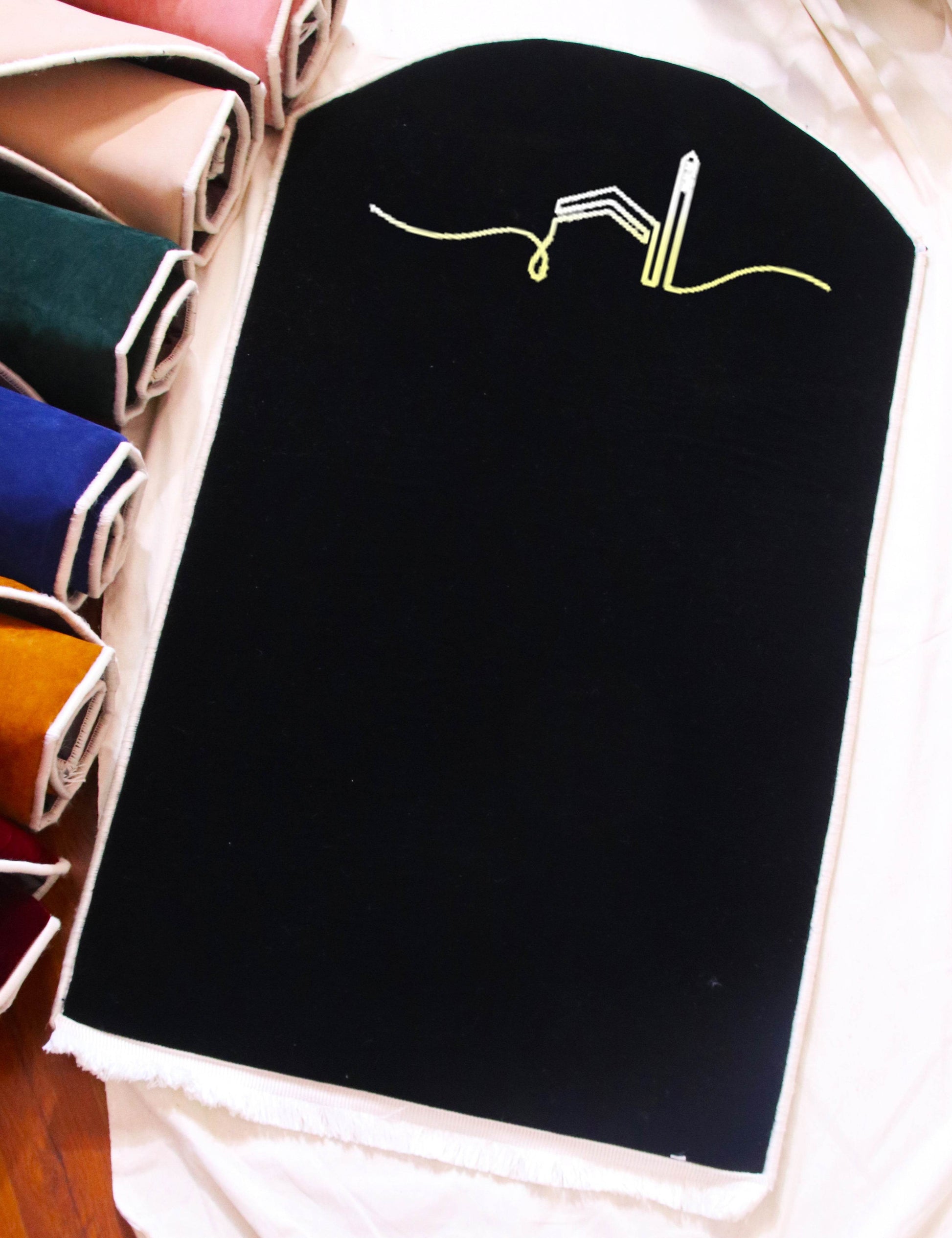 İsme Özel 3 CM Süngerli Kadife Ortopedik Seccade Minimal Siyah - Carpetella