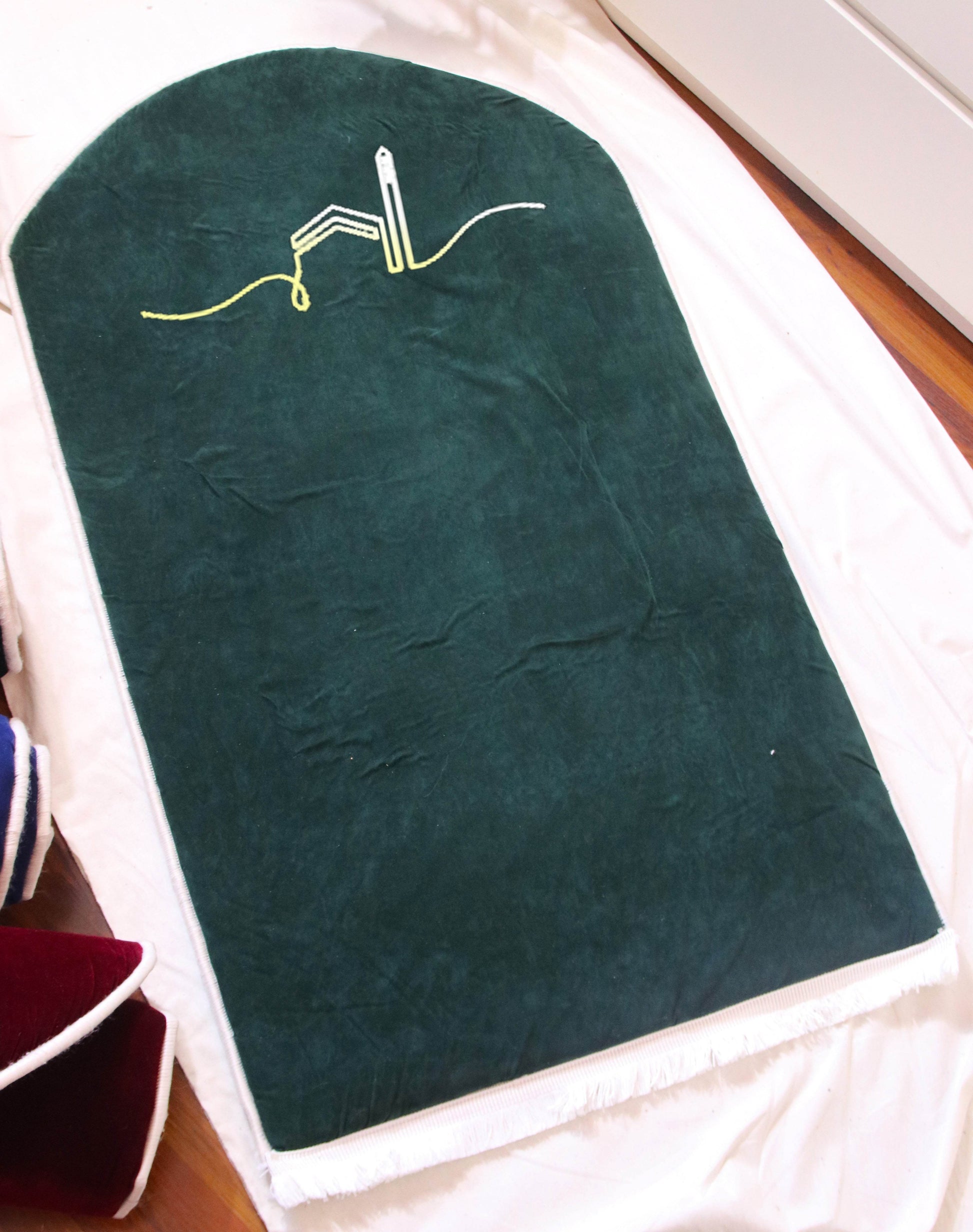 Yeşil Kabe İşlemeli Kadife Seccade | Ortopedik 3cm Süngerli - Carpetella